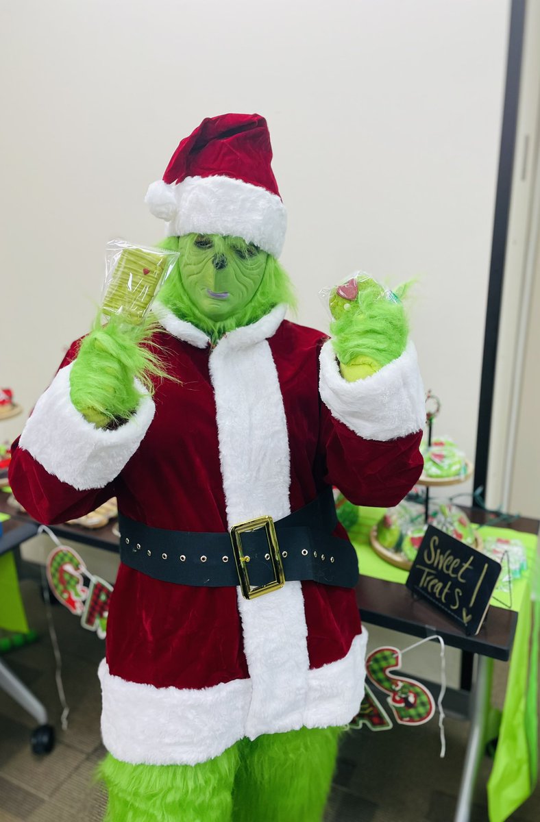 CrockettClan_5's tweet photo. Hand Over the Cookie Mr. Grinch!!!Grinch Better Have My Brookies Cookies!!🍪❤️💚
#grinchcookies💚
#teamchristmasparty2025
#Grinch
#sweetswampteamparty
#myfavoritetimeoftheyear
#greenandred
#holidaydesserts
#grinchshirt
@Crockett_Brook_ they loved your cookies!!! Thank you…❤️💚 https://t.co/LJZA7uyc0S