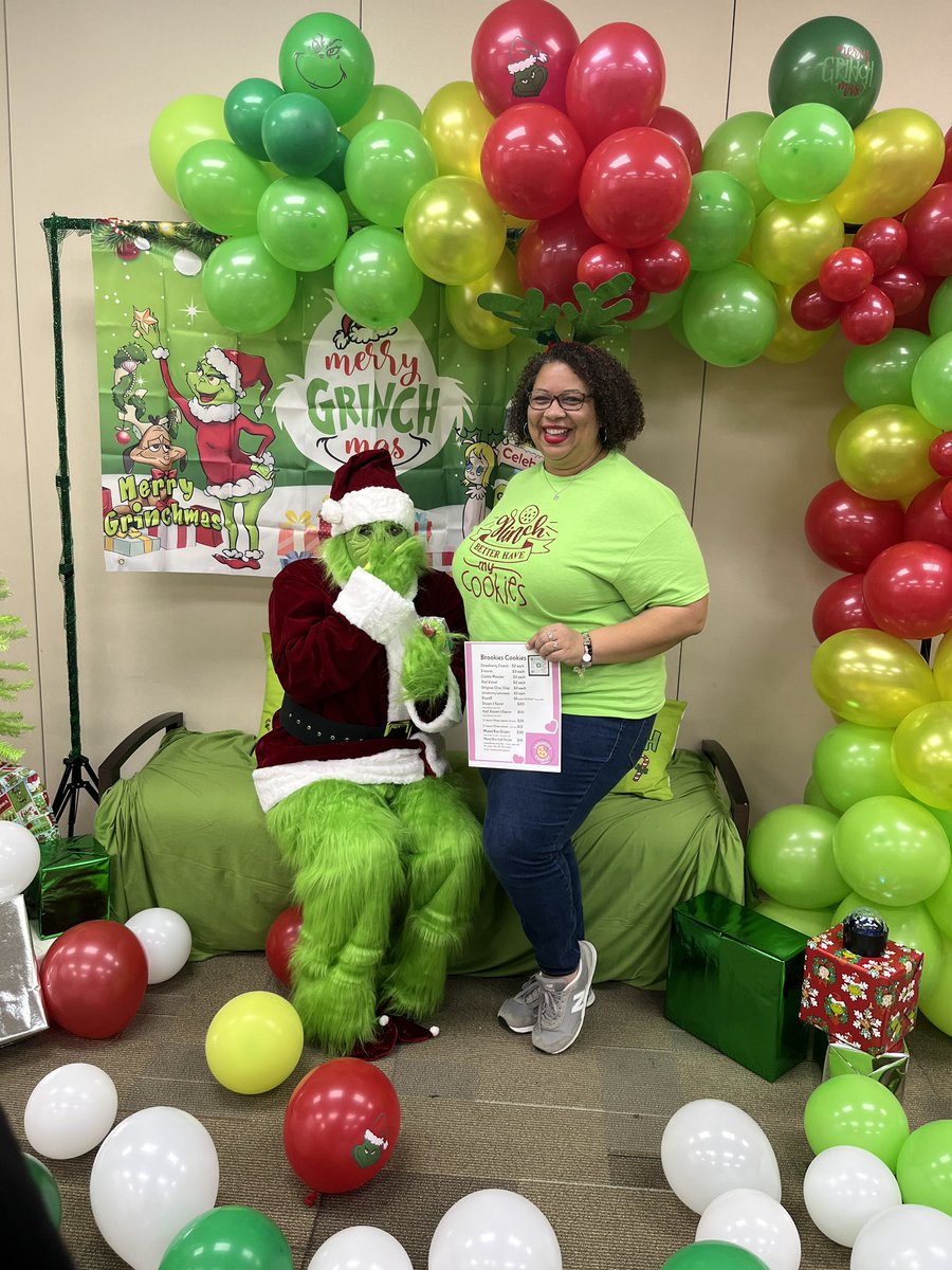 CrockettClan_5's tweet photo. Hand Over the Cookie Mr. Grinch!!!Grinch Better Have My Brookies Cookies!!🍪❤️💚
#grinchcookies💚
#teamchristmasparty2025
#Grinch
#sweetswampteamparty
#myfavoritetimeoftheyear
#greenandred
#holidaydesserts
#grinchshirt
@Crockett_Brook_ they loved your cookies!!! Thank you…❤️💚 https://t.co/LJZA7uyc0S