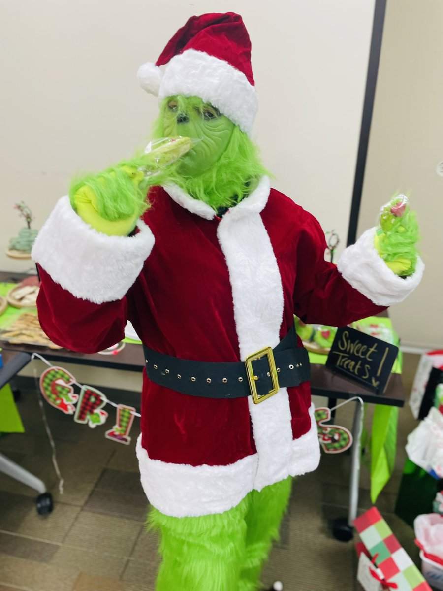 CrockettClan_5's tweet photo. Hand Over the Cookie Mr. Grinch!!!Grinch Better Have My Brookies Cookies!!🍪❤️💚
#grinchcookies💚
#teamchristmasparty2025
#Grinch
#sweetswampteamparty
#myfavoritetimeoftheyear
#greenandred
#holidaydesserts
#grinchshirt
@Crockett_Brook_ they loved your cookies!!! Thank you…❤️💚 https://t.co/LJZA7uyc0S