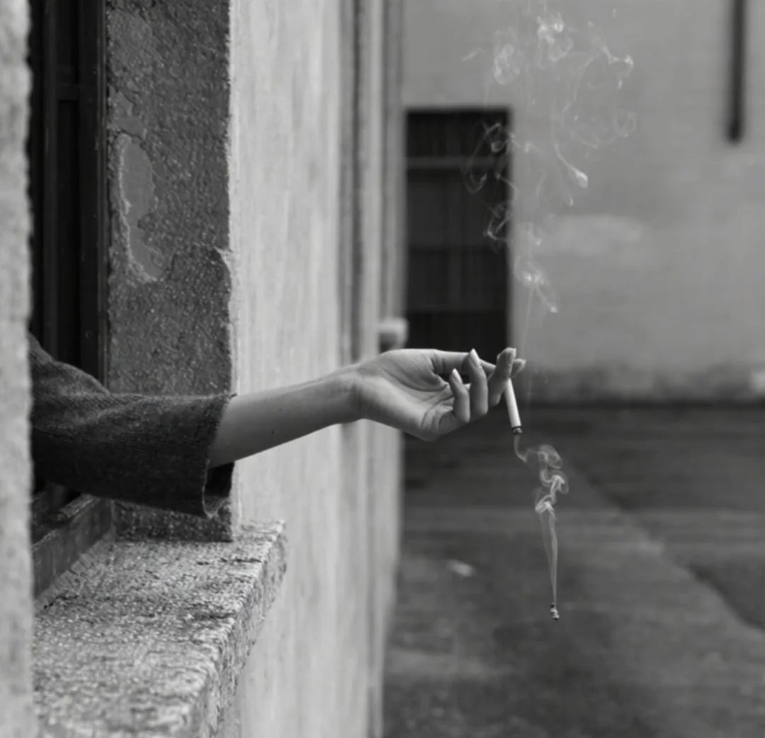 Her gece bir mahkemedir,             İnsanın kendini yargıladığı.

Her gün doğumunda af çıkarıp, 
Kendini ipten aldığı...

-Snowy
#Geceye
💫