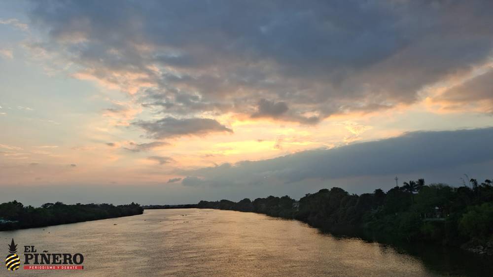 #ESCENARIOS|  Desde el río #Papaloapan, a la altura del tramo Carlos A. Carrillo–#Cosamaloapan, el día se despide con una calma que solo el crepúsculo sabe regalar

➡️ El sol, cansado pero generoso, se recuesta detrás del horizonte y deja caer su luz dorada sobre el cauce ancho y