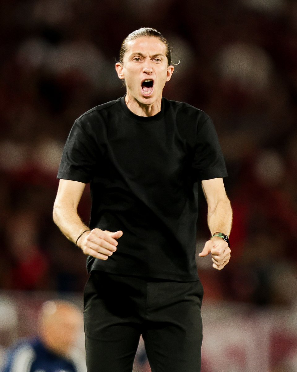 venecasagrande's tweet photo. "Não recebi nenhuma oferta. Minha cabeça estava voltado para esse jogo e essa final. Sempre foi até o dia de hoje. O que disse para os meus jogadores no intervalo foi não mudar a forma de jogar. Não abrir mão do nosso estilo. Tirar a posse de bola deles e ficar com a nossa. Mas o time deles é muito forte, aguentam fazer muito esforço e tem muitas variações táticas. Mas no intervalo tentei ajudar de alguma forma para gerar dúvida na pressão do Paris. Isso nos deu alguma vantagem e o time se sentiu um pouco melhor. Mas eles tem posse de bola longas, de dois, três minutos, isso desgasta e cansa. Mas estou orgulhoso"

Filipe Luís, sobre a renovação de contrato com o Flamengo

Foto: Adriano Fontes e Gilvan de Souza / Flamengo