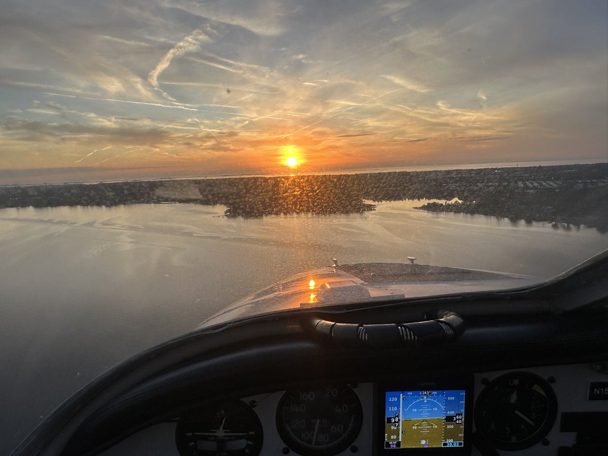 RolexGmtN408T's tweet photo. #Sunset
#GulfOfMexico
#LakeAmphibian
#WaterFlying
@flywithaopa @SeaplanesOrg @SeaplaneMag @airplanetalk @sleepinmoneyJR https://t.co/BeSut4PNV6