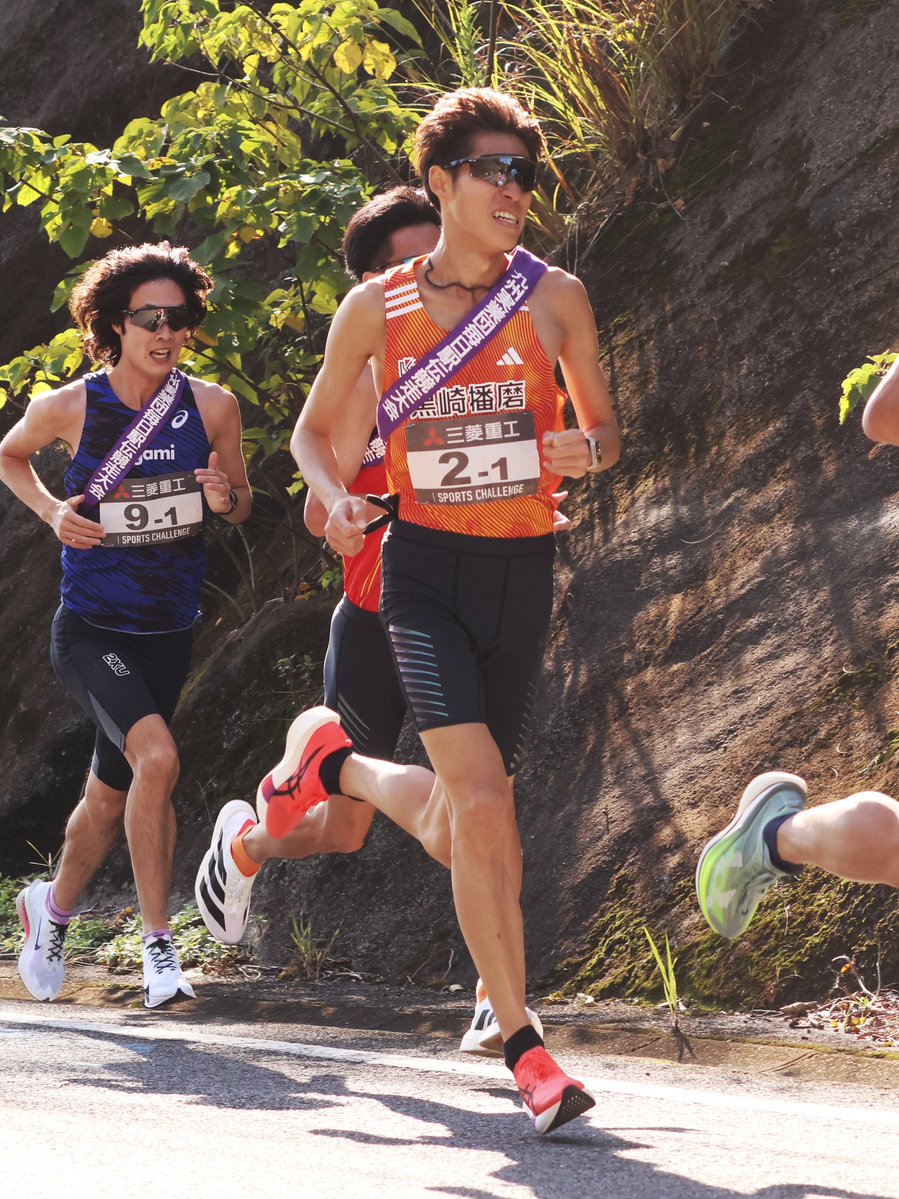 krosakiharima's tweet photo. 🏃‍♂️【陸上競技部選手紹介企画 第2弾】

今回は2024～2025年入社のフレッシュコンビ、
#松並昂勢 選手、#小泉樹 選手に元日への意気込みを語ってもらいます👏

🌟松並昂勢
新年最初の大仕事、ニューイヤー駅伝。
黒崎播磨の過去最高順位である4位を更新できるように、上州名物からっ風も味方につけて頑張ります！

🌟小泉樹
黒崎播磨での成長を糧に、今大会は必ず史上最高順位であるトップ3入りを果たします。
チームを勢いづける最高の流れは、自分が作ります！

元日は #黒崎播磨陸上競技部 にたくさんのご声援をよろしくお願いします🔥

#ニューイヤー駅伝 まであと10日📢（写真は🔟のポーズ😆）
#黒崎播磨