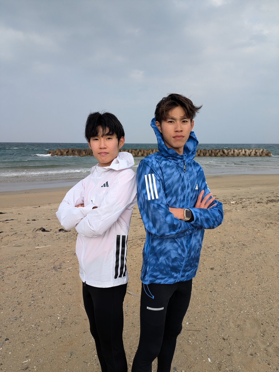 krosakiharima's tweet photo. 🏃‍♂️【陸上競技部選手紹介企画 第2弾】

今回は2024～2025年入社のフレッシュコンビ、
#松並昂勢 選手、#小泉樹 選手に元日への意気込みを語ってもらいます👏

🌟松並昂勢
新年最初の大仕事、ニューイヤー駅伝。
黒崎播磨の過去最高順位である4位を更新できるように、上州名物からっ風も味方につけて頑張ります！

🌟小泉樹
黒崎播磨での成長を糧に、今大会は必ず史上最高順位であるトップ3入りを果たします。
チームを勢いづける最高の流れは、自分が作ります！

元日は #黒崎播磨陸上競技部 にたくさんのご声援をよろしくお願いします🔥

#ニューイヤー駅伝 まであと10日📢（写真は🔟のポーズ😆）
#黒崎播磨
