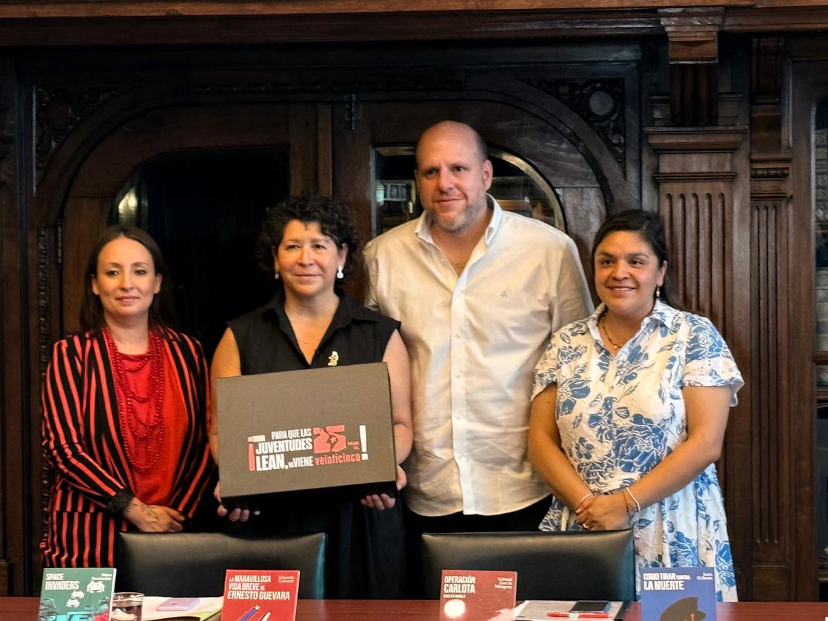 La verdadera cooperación cultural transforma vidas. 🇲🇽🤝🇨🇱
Junto a Rafael López (<a href="/FCEChile/">Fondo de cultura económica Chile</a>), Araceli Rojas y Soledad Abarca (<a href="/BNChile/">Biblioteca Nacional</a>), lanzamos hoy #25x25.
Un esfuerzo simultáneo en toda la región para que nuestras juventudes tengan acceso libre a los grandes autores de LatAm.