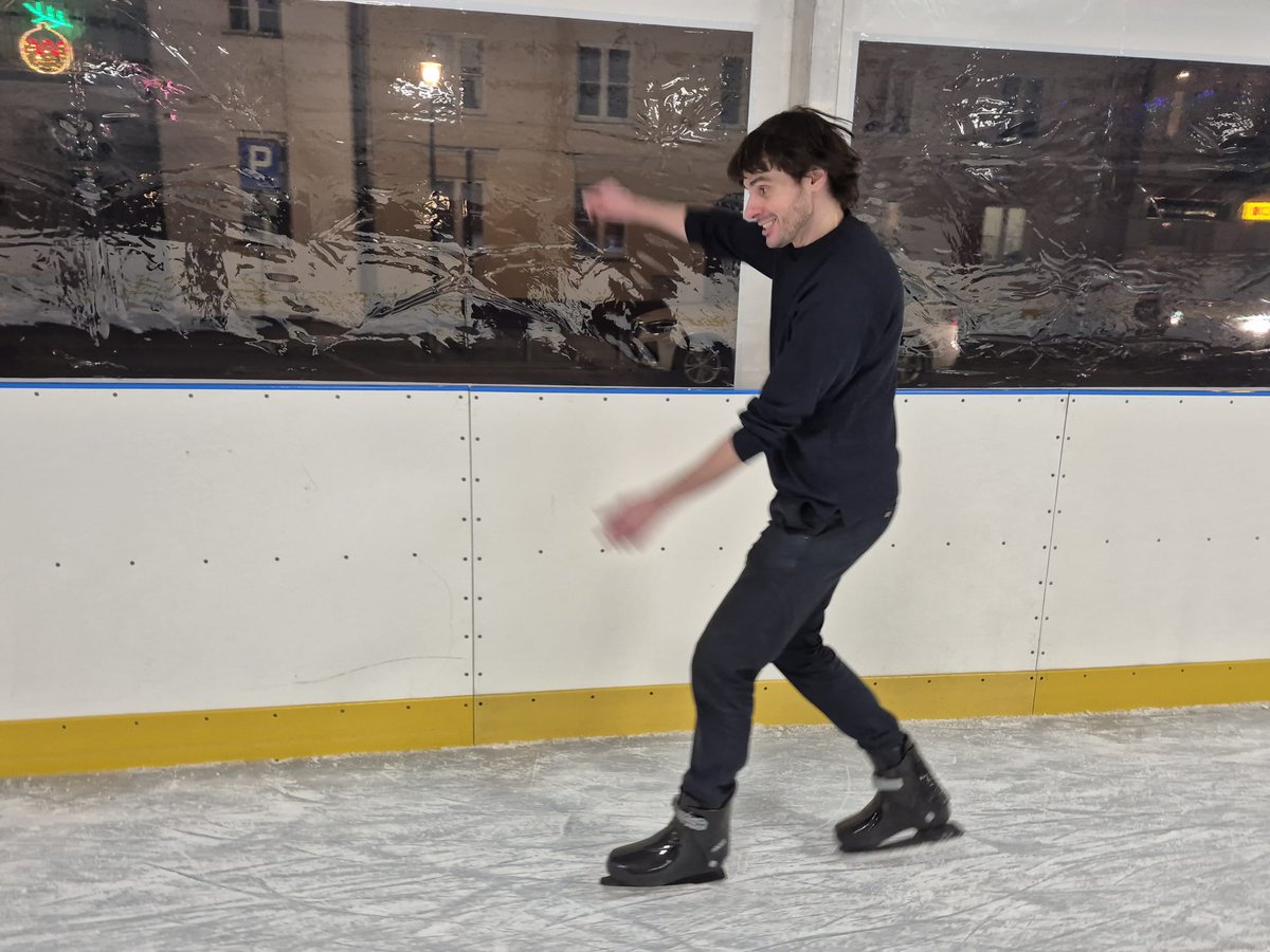 やっとアイススケートの練習に行けた⛸️
最初は手すりから離れられなかったけど、数分したらだんだん滑れるようになった。
でも今までで一番良かったのは、横浜クリスマスマーケットの横浜アイスリンク。雰囲気もホットワインもリンクも最高だった。また行くのが待ちきれない。
#アイススケート #横浜