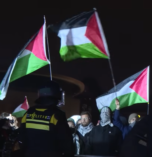 Ik kijk een video van de Hamas-demo bij het Concertgebouw en wie staat daar? Harry Pettit ... nog steeds in Nederland dus.