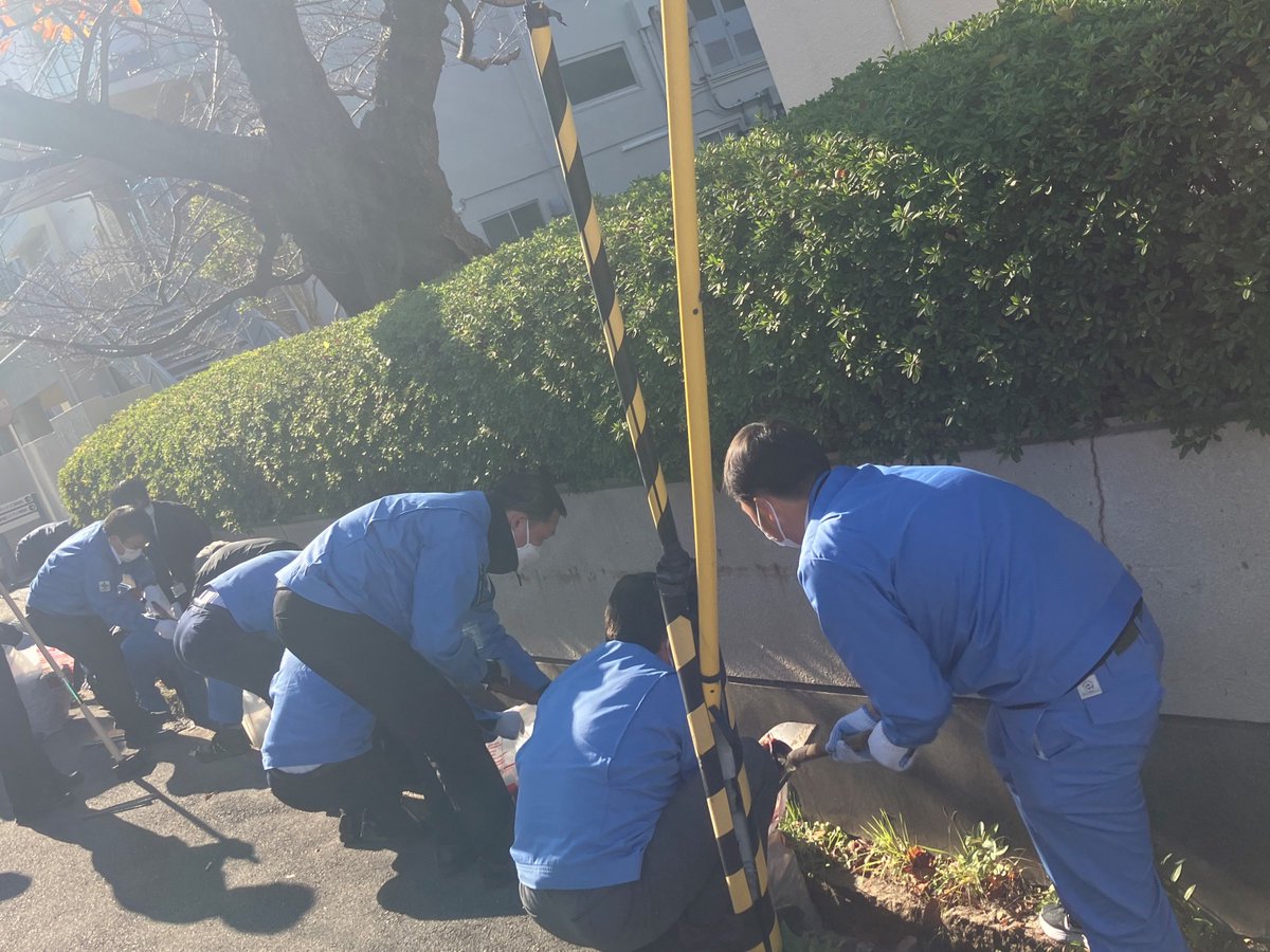 🍂🍂建設会社の冬支度🍂🍂
冬晴れの空の下、当社近畿地区では同じ建屋で働く企業様と協力し、社員が会社周りの落ち葉掃除を行いました。
安全で清潔な環境を整えることは、働く人の安心につながります💓
現場でもオフィスでも、働きやすい環境づくりを大切にしています✨
↓2027卒就活情報はこちら↓
