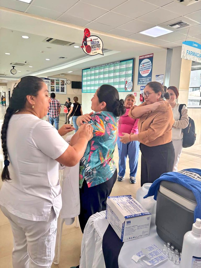 El Hospital #IESSQuevedo, en coordinación con <a href="/Salud_Ec/">Ministerio de Salud Pública 🇪🇨</a>, desarrolló una campaña de vacunación contra la influenza, dirigida al personal de la unidad médica y a nuestros usuarios, logrando la aplicación de 140 dosis. 💉🩺