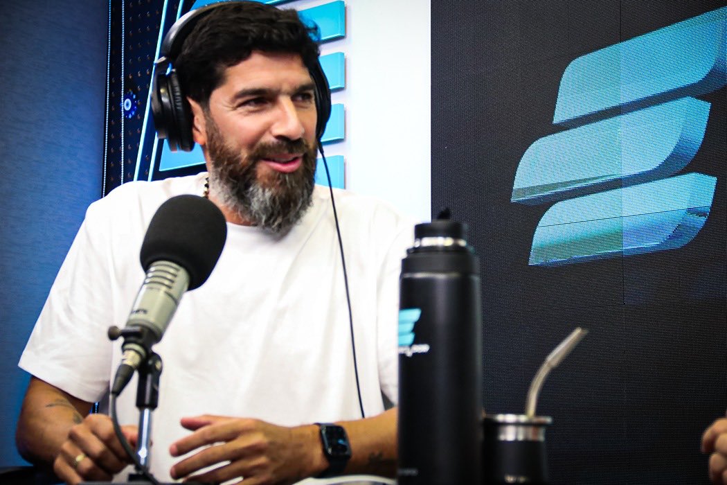 “Hablé con Vecino y quería seguir en Europa. Hablé con Bernal y está muy alta la cotización. Siempre estoy buscando jugadores uruguayos”

✍️ Sebastian Abreu AHORA en Vamos que Vamos por <a href="/ElEspectadorUy/">El Espectador Deportes 🔊</a>
 
📻 810 AM • 92.5 FM
▶️ youtube.com/live/BU9rWHeLT…