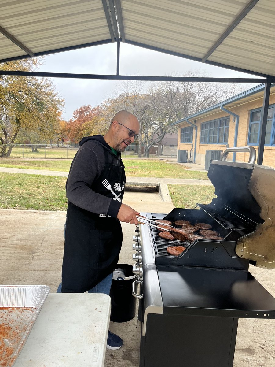 JohnRGood's tweet photo. On our tenth day of Christmas @centenorico1 made for us some yummy hamburgers! #christmas #tenthday #hamburgers #grilling #tigerpride https://t.co/V8XwyPmTf5