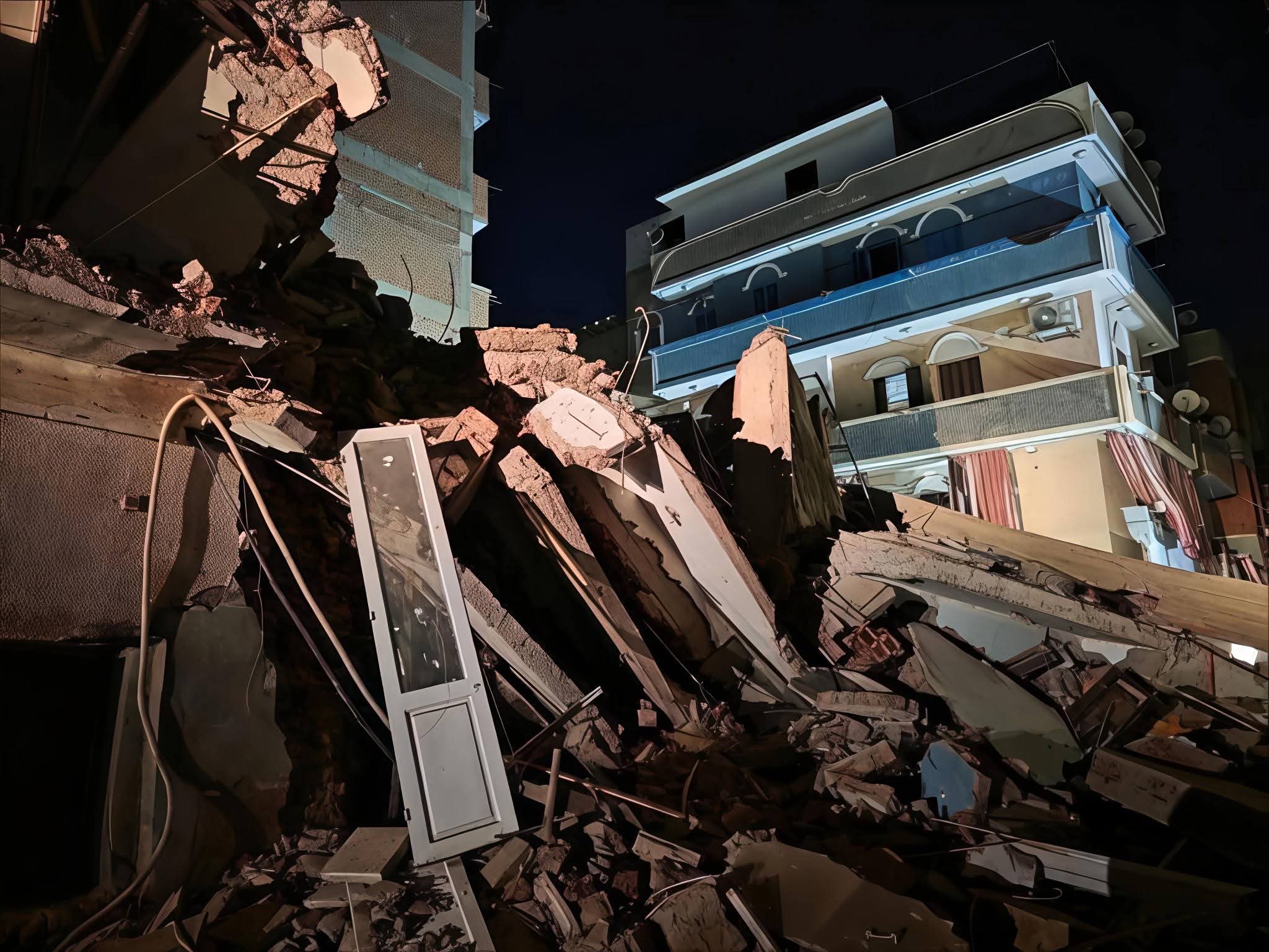 بوابة الوفد| الصور الأولى لإنهيار عقار طه السبع بالمنيا 