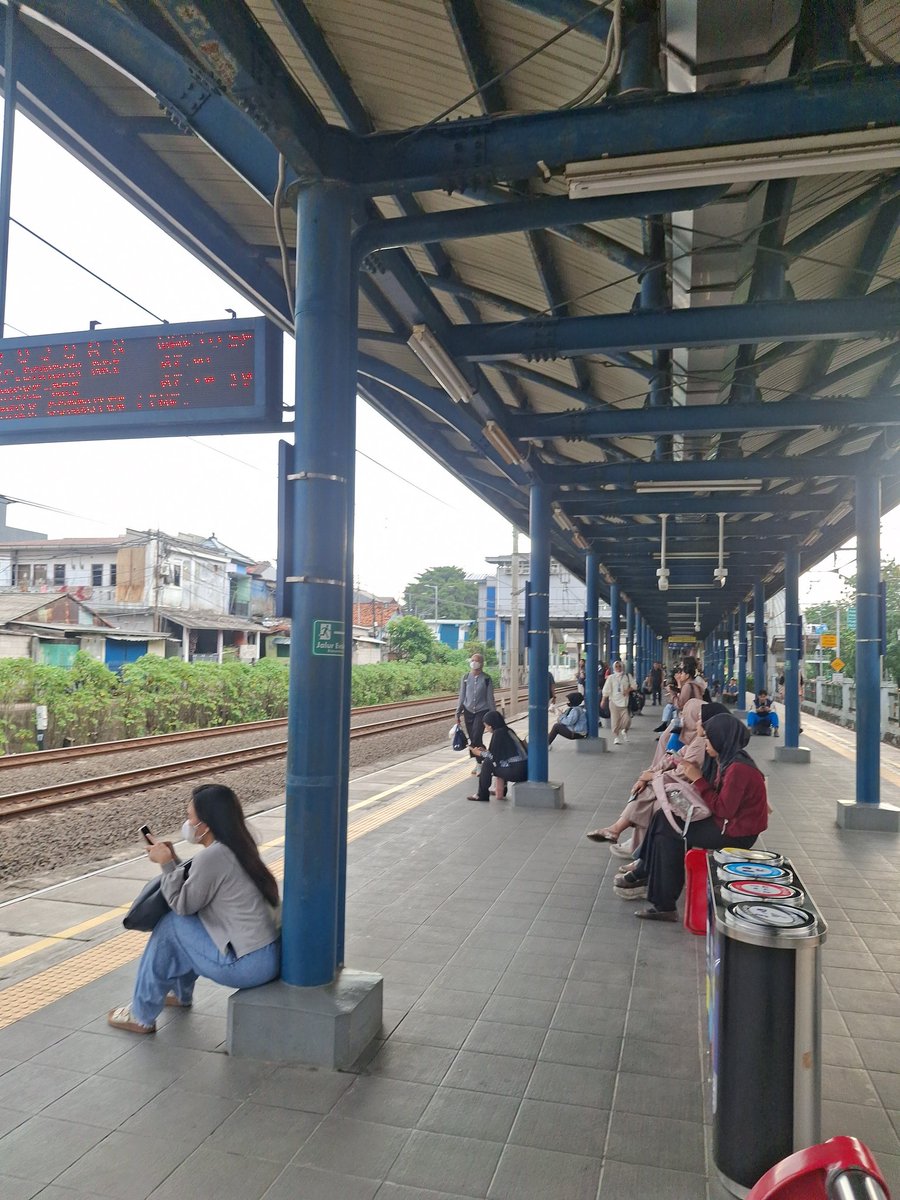 immemett's tweet photo. @CommuterLine di buaran udah nunggu 30 mnt, giliran ada ehh gabisa naik. alamat telat ini siii wkwkwk https://t.co/C4BZ79a0K5