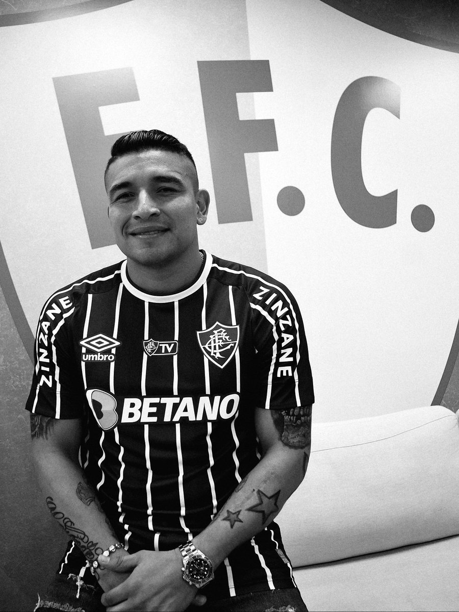 FluminenseFC's tweet photo. O Fluminense Football Club recebeu com profundo pesar a notícia do falecimento de Mario Pineida, atleta que defendeu o clube em 2022.

Pineida chegou ao Tricolor no início da temporada em que nos sagramos juntos campeões cariocas. O Fluminense manifesta solidariedade aos familiares e amigos.