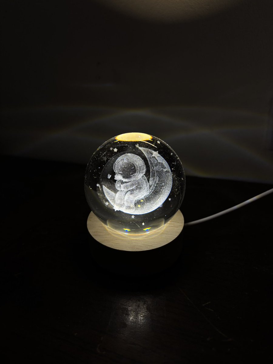 Miren que lindo esto que compramos para la mesa de luz de los chicos, hace una luz tenue que de paso sirve para dejar prendida.