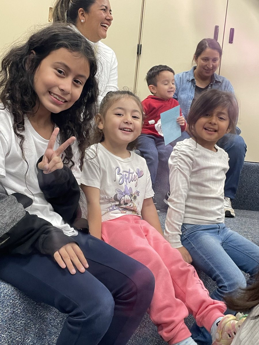 srauda91's tweet photo. Enjoying Holiday Library Night! @HicksTigers
#holidayfun #librarynight https://t.co/mHhnIMBSJg