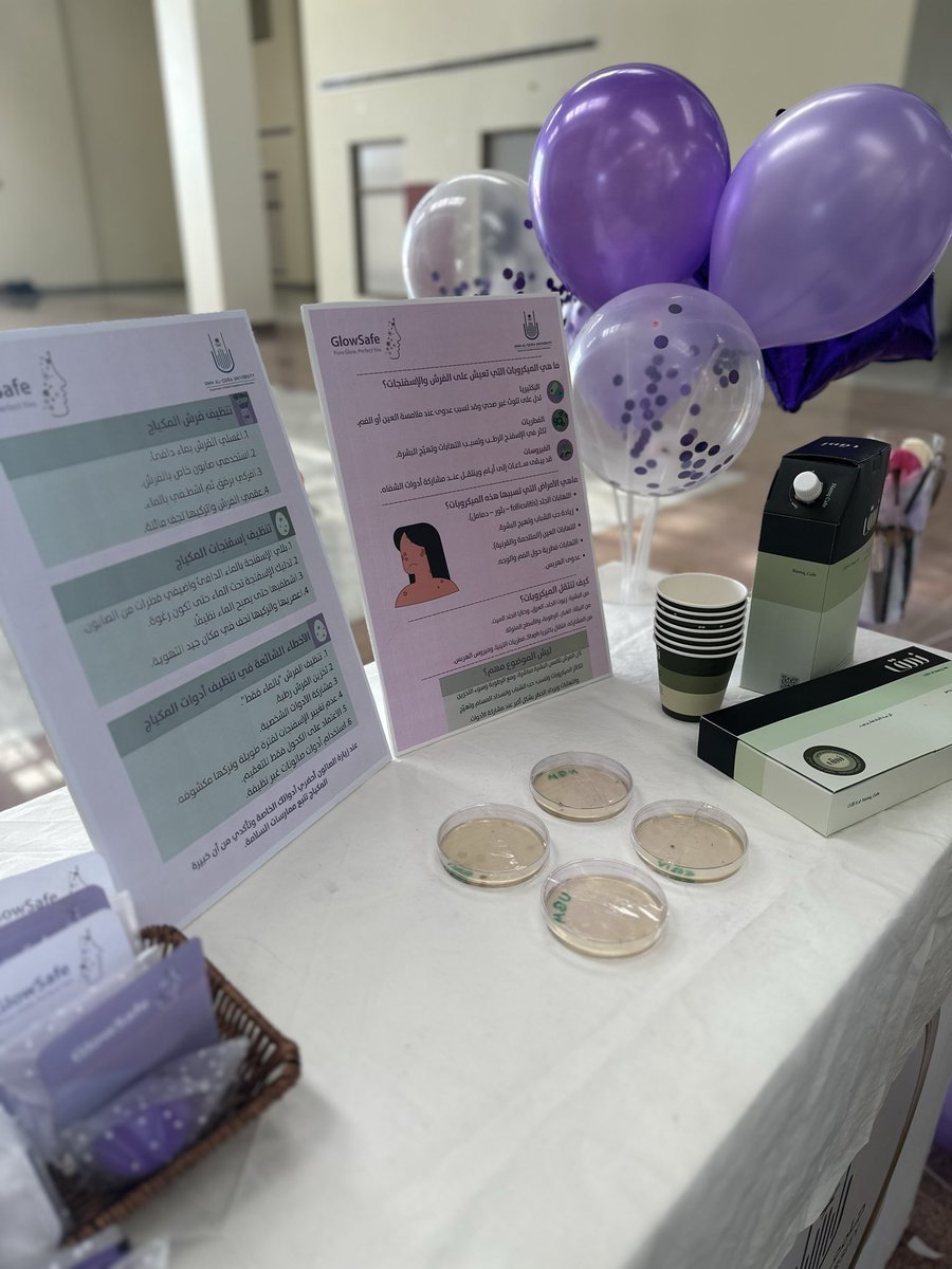 يوم الثلاثاء 16/12 فعّلنا حملتنا لمشروع مادة Microbiology بإشراف د. لينا نياز بعنوان “ Glow Safe “ ✨💄
تحدثنا فيها عن الميكروبات التي تعيش في الفرش والاسفنجات والامراض التي تسببها وطرق الوقاية منها
ونورتنا في البوث وكيلة كلية الصحة العامة والمعلوماتية الصحية <a href="/TassnymSinky/">Tassnym Sinky</a> Dr💕