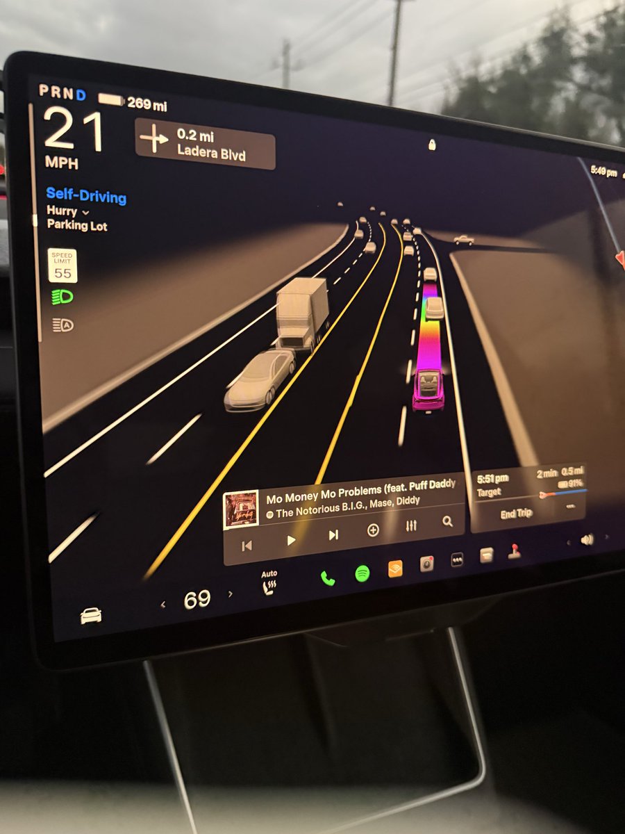 Can anyone help debug my 77 year old Mom’s Tesla? She sent me this photo. https://t.co/scmtultzUF