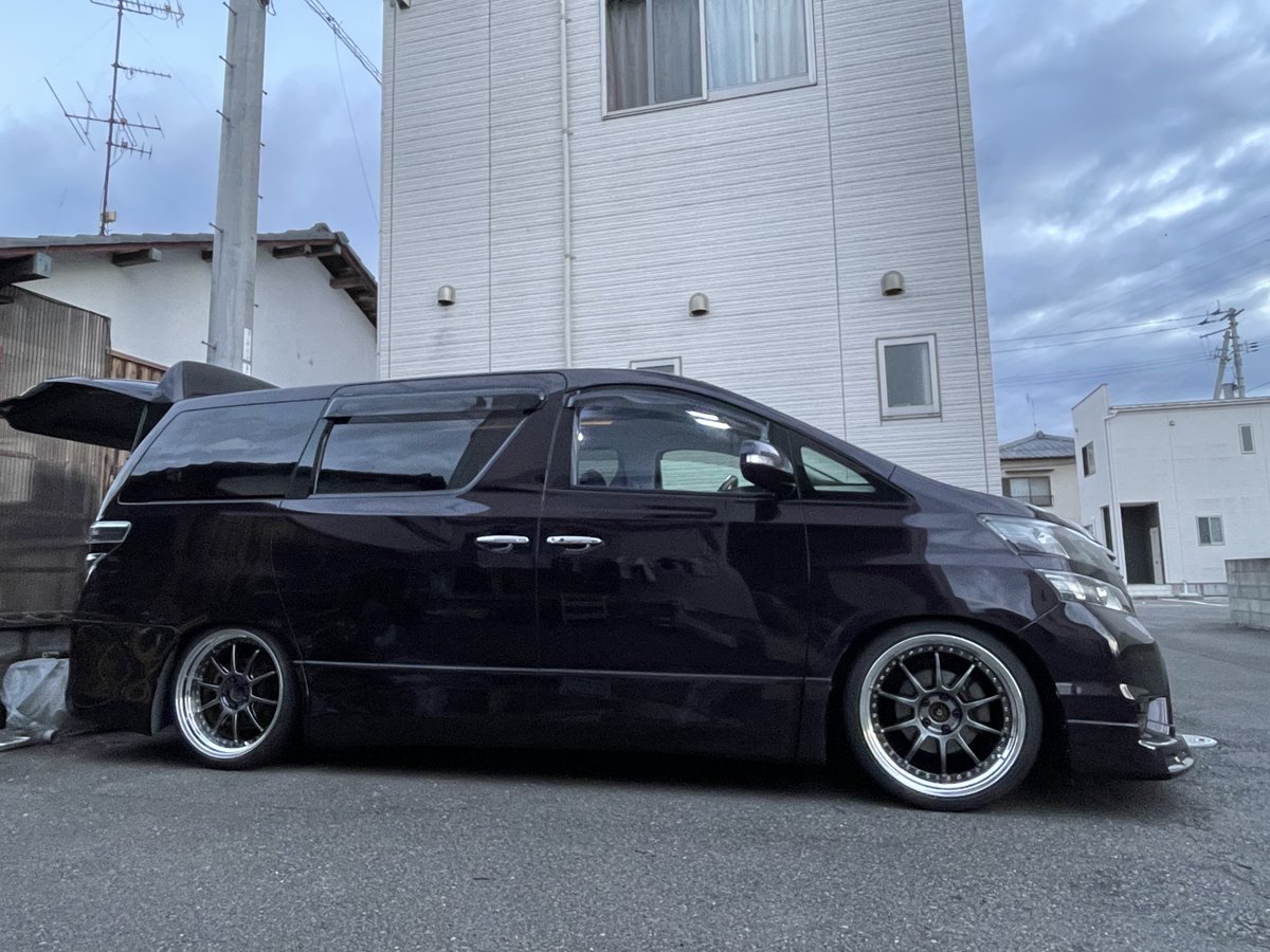 ヴェルに履いてるSSR SP3
欲しい方いますか？
ステッカー、刻印がないのでJ数とオフセット不明です。。
20インチ　245/35-20 4本履いてます。
20ヴェルだとフロント10ミリ、リア15ミリスペーサー入れるといい感じです。
リアはツメ切りしてます。
ガリキズ等あります。
詳細はDM等でお願いします。
