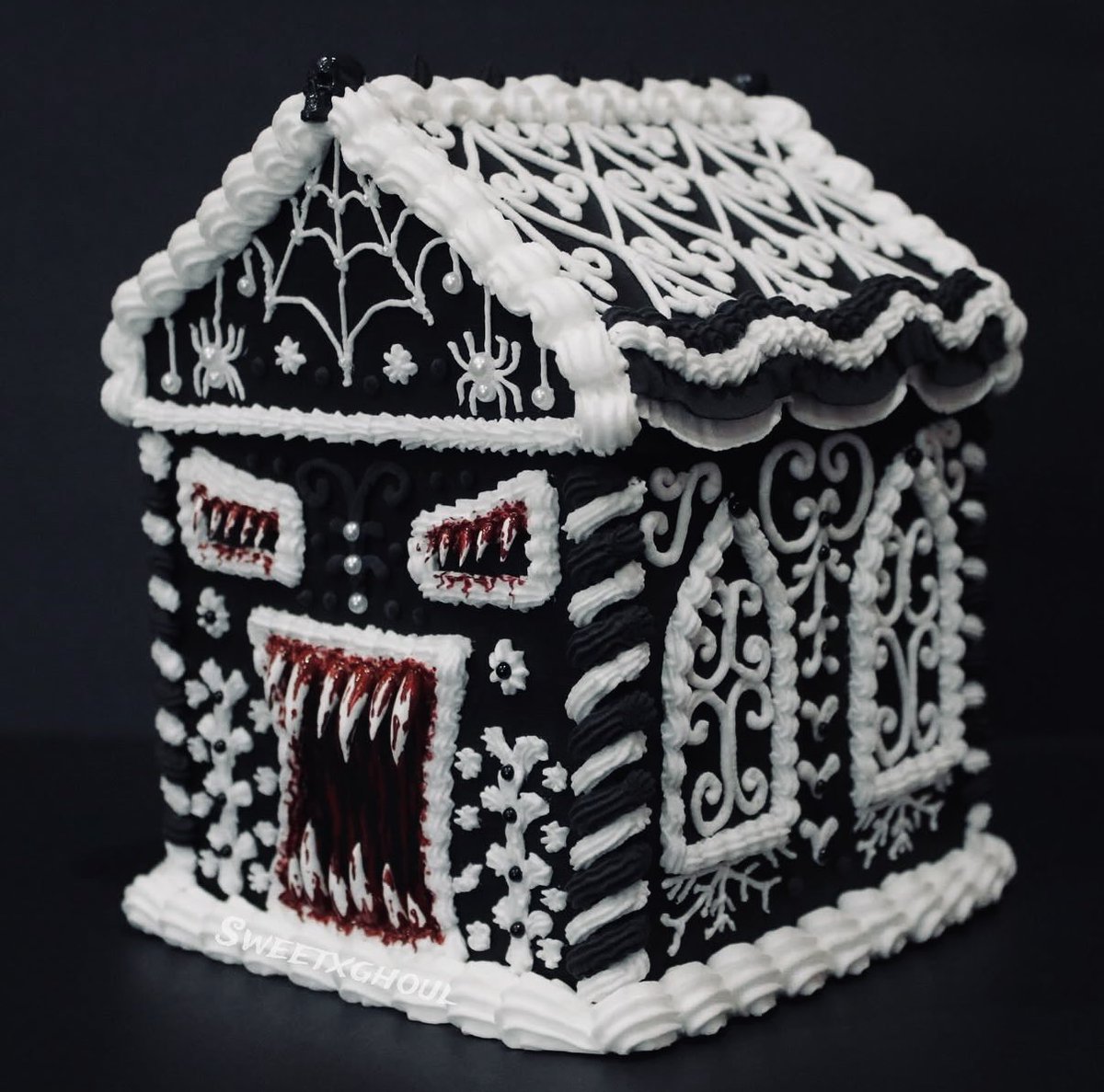 spookyxxboobs's tweet photo. when your gingerbread house is haunted https://t.co/b8MMBdfG59