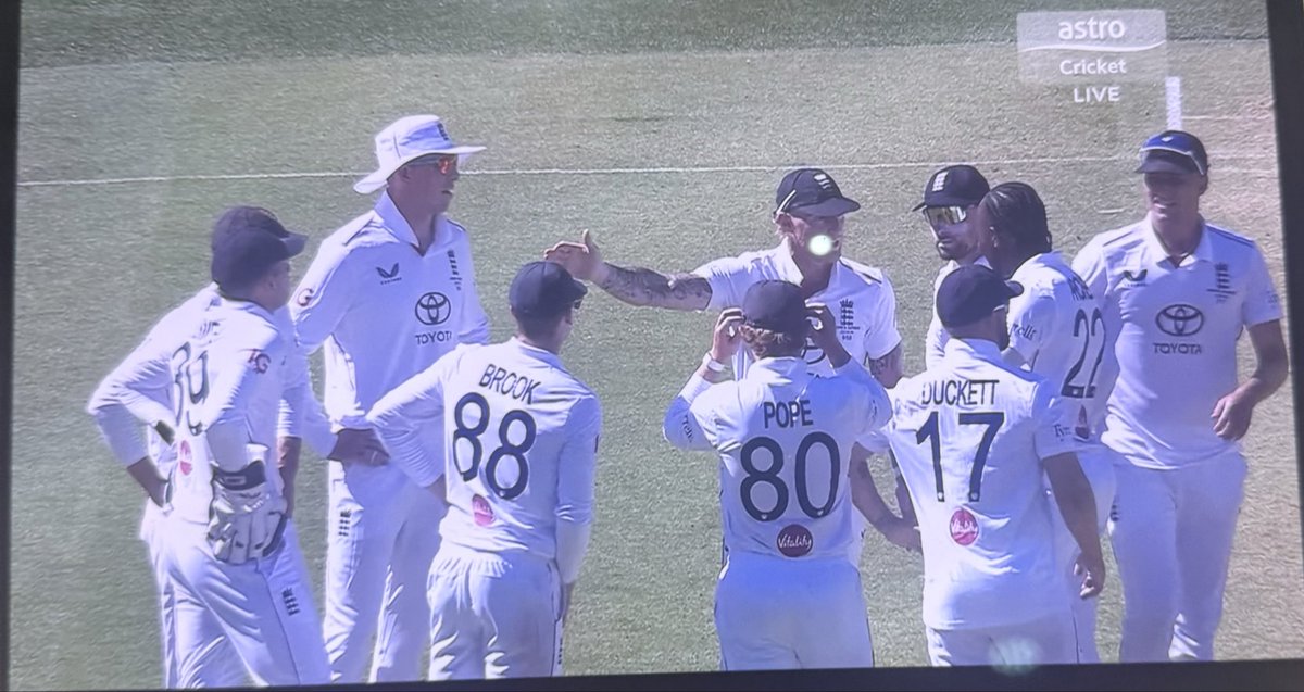nimble_feet's tweet photo. This is so wrong. @JofraArcher has just taken Starc’s prize wicket and no joy or congrats for your best bowler? Sir Geoffrey would be mortified. He’s not the one who ought to be a “has been”😡#cricketaustralia #ECB #geoffreyboycott @NasserHussain13 https://t.co/mp0Hvg9k5R