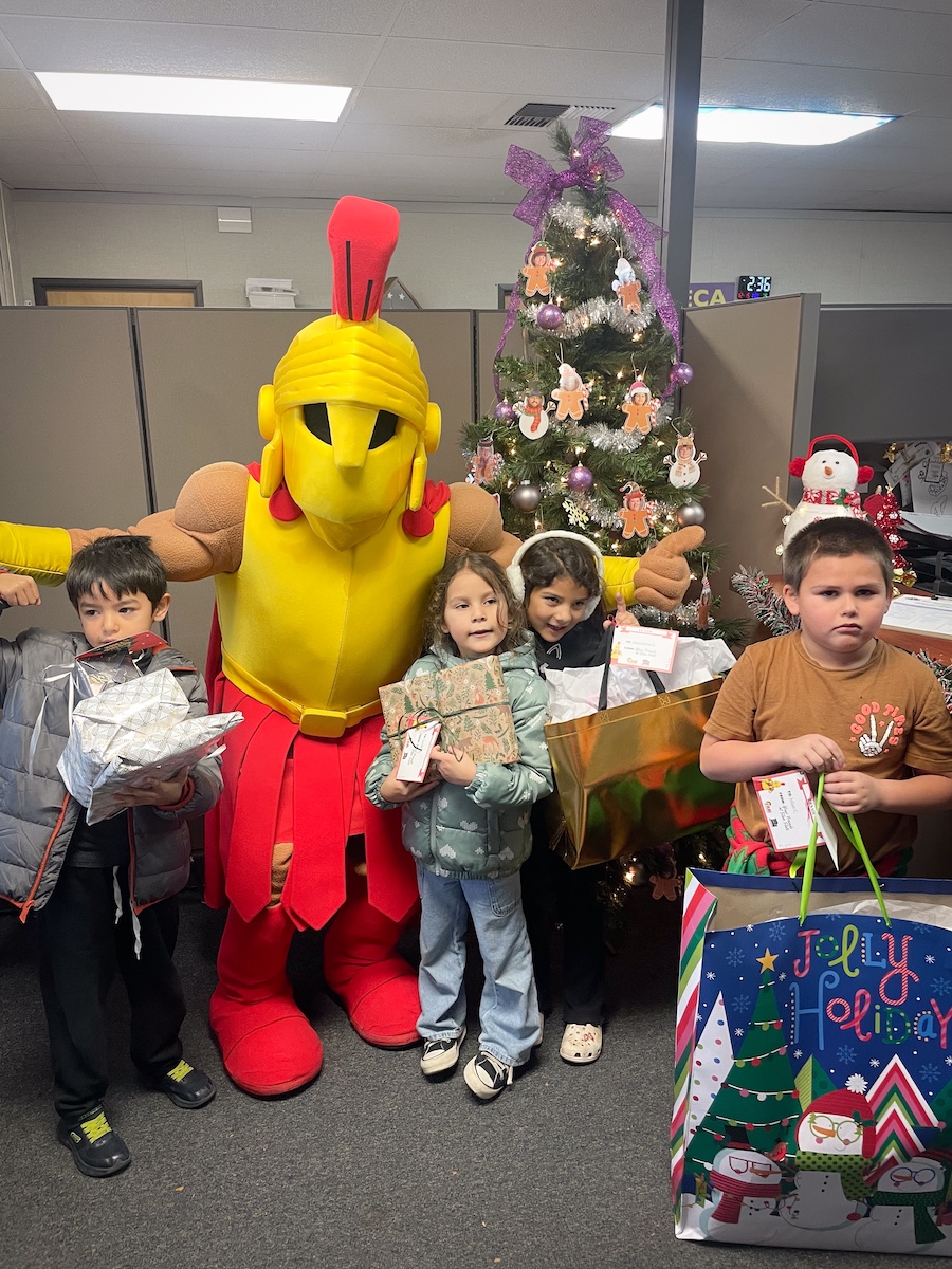 stan_state's tweet image. Warrior generosity shined bright this season! 🎁✨

ASI’s Giving Tree brought holiday cheer to students at Denair Charter Academy &amp;amp; Osborn Elementary with gift deliveries. Even Titus joined in to ensure every present arrived before winter break. Go Warriors! ❤️💛 #StanState