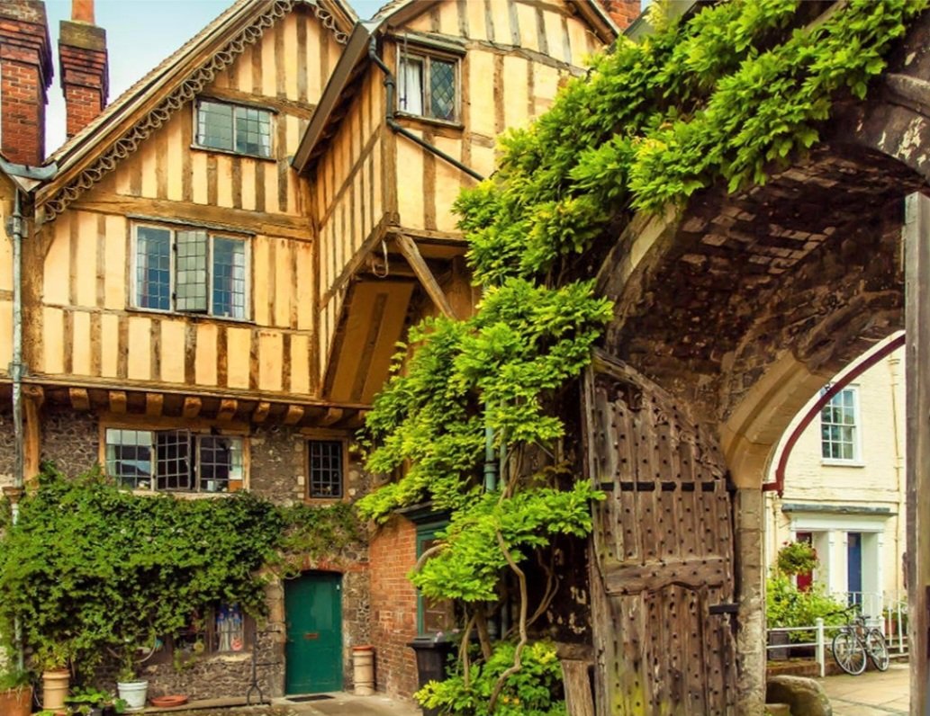 hodgetts_susan's tweet image. #Thursgate 
15th century Cheyney Court and Priory Gate in the Close of Winchester Cathedral 

#Winchester #WinchesterCathedral 

📷 Anguskirk, flickr/BritainandBritishness