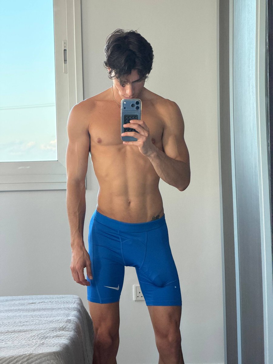 Cidaumzaum's tweet photo. Built like your boyfriend, but not yet your boyfriend 😉🏳️‍🌈 https://t.co/RPvyWSGRB6