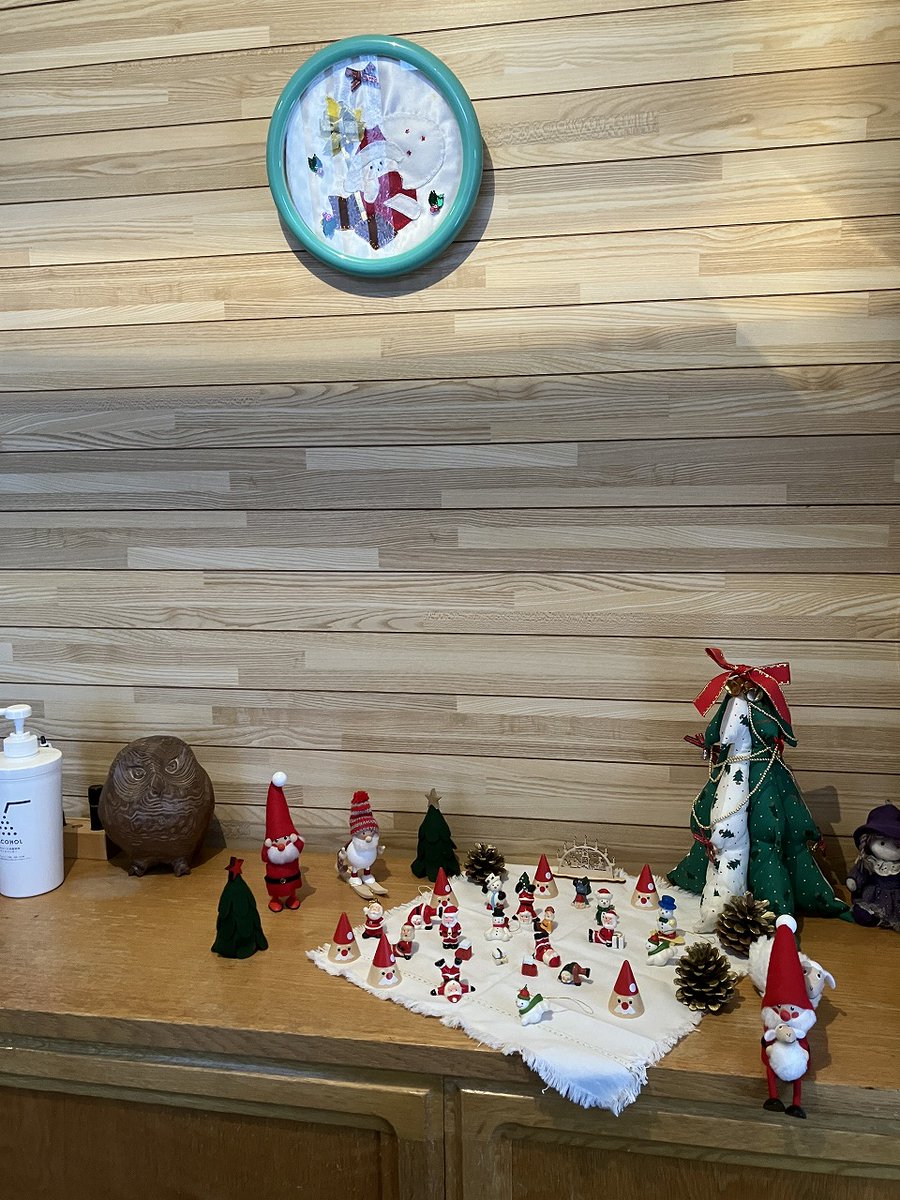 cosine_com's tweet image. 昨日と変わらない朝に、これからの想いを重ねて。雪景色とクリスマス、そしてコサインの決意 
わくわく様です。
昨日と変わらない、静かな朝を迎えました。
雪に包まれた景色は、今日も変わらず、やさしく街を覆っています
自宅の玄関ホールは、すっかりクリスマスの装いに。
x.gd/9QhPc