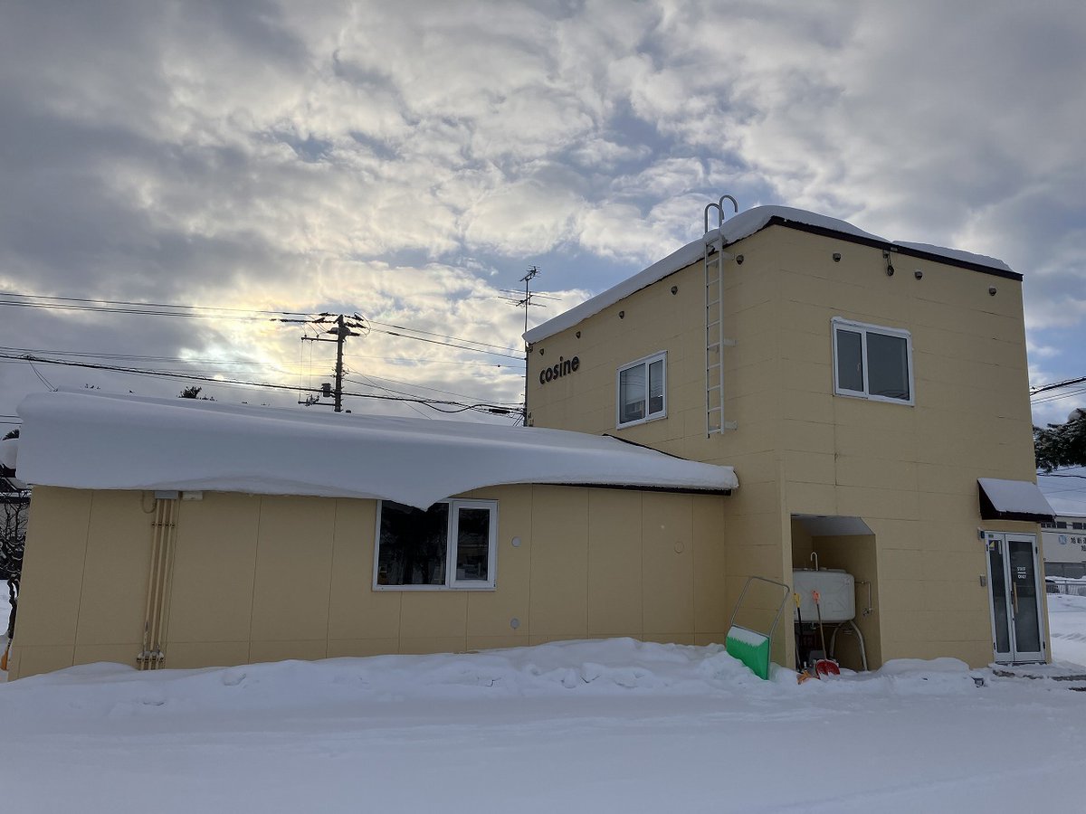 cosine_com's tweet image. 昨日と変わらない朝に、これからの想いを重ねて。雪景色とクリスマス、そしてコサインの決意 
わくわく様です。
昨日と変わらない、静かな朝を迎えました。
雪に包まれた景色は、今日も変わらず、やさしく街を覆っています
自宅の玄関ホールは、すっかりクリスマスの装いに。
x.gd/9QhPc