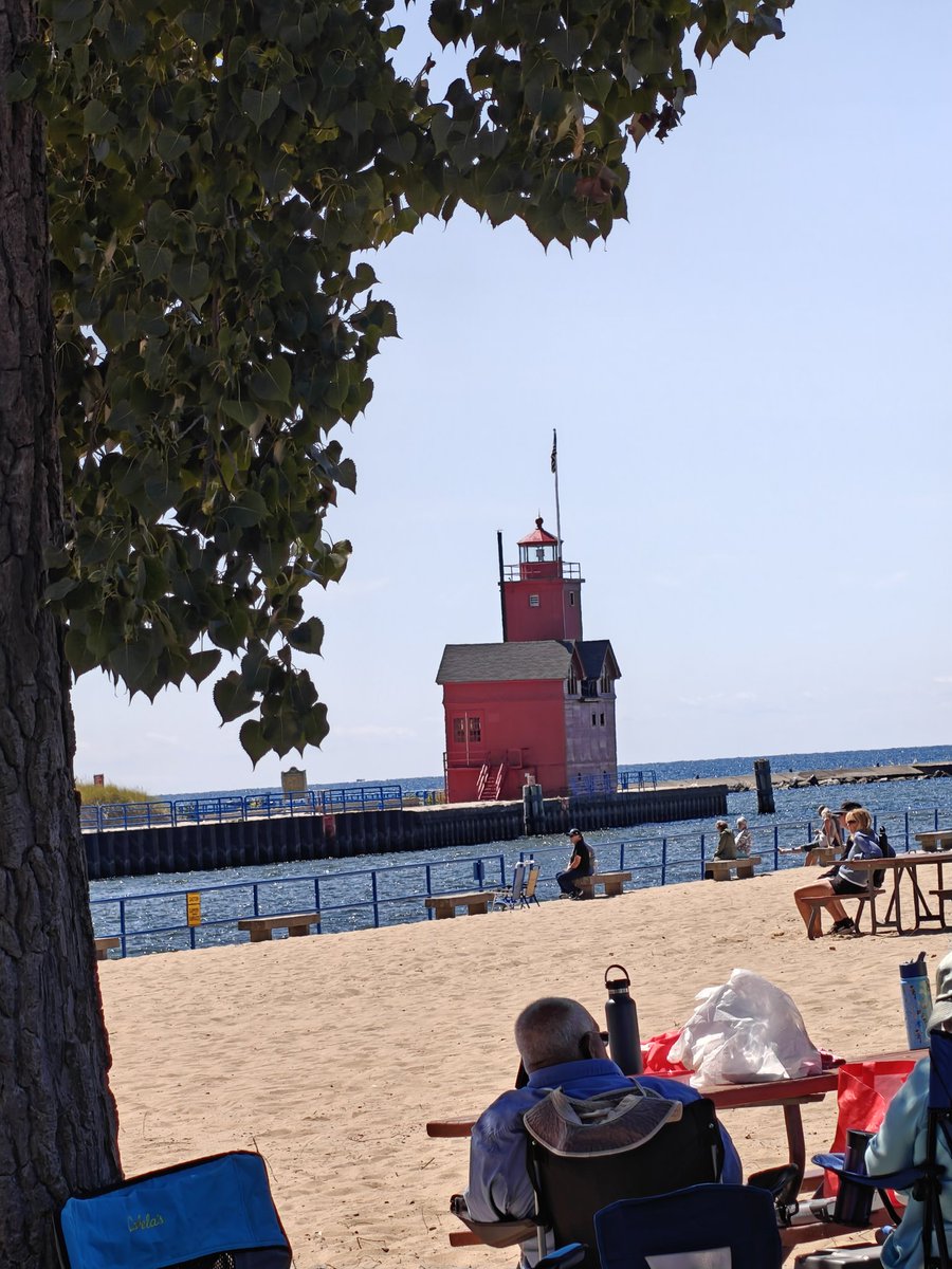 bigdaddy2644's tweet photo. @PureMichigan Lighthouse out at Holland State Park https://t.co/G6sXOId2cL