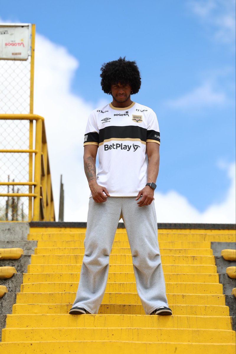 Desde la calle hasta la tribuna. 
Desde lo cotidiano hasta lo colectivo.

Bogotá puesta en el pecho. 

Inter Bogotá, el Club que no heredas, lo eliges. 
🤍🖤💛

Consigue tu camiseta: boletas.interbogota.com