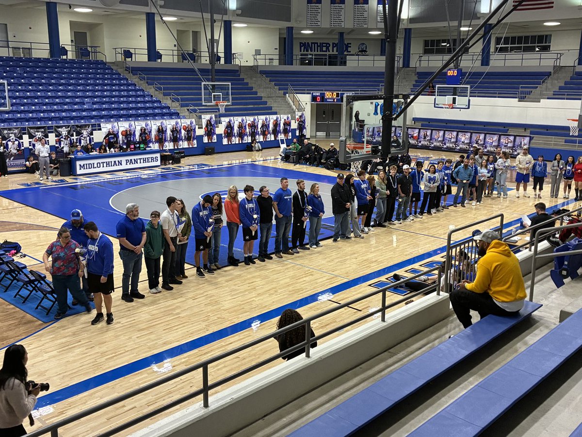 coachwendel1's tweet photo. ⁦@wrestlingmidlo⁩ senior night!  What a fantastic job by ⁦@coach_windsor⁩ in. Building the numbers up and providing positive experience!  Let’s have a great season!!! https://t.co/uKDeb3zJm9