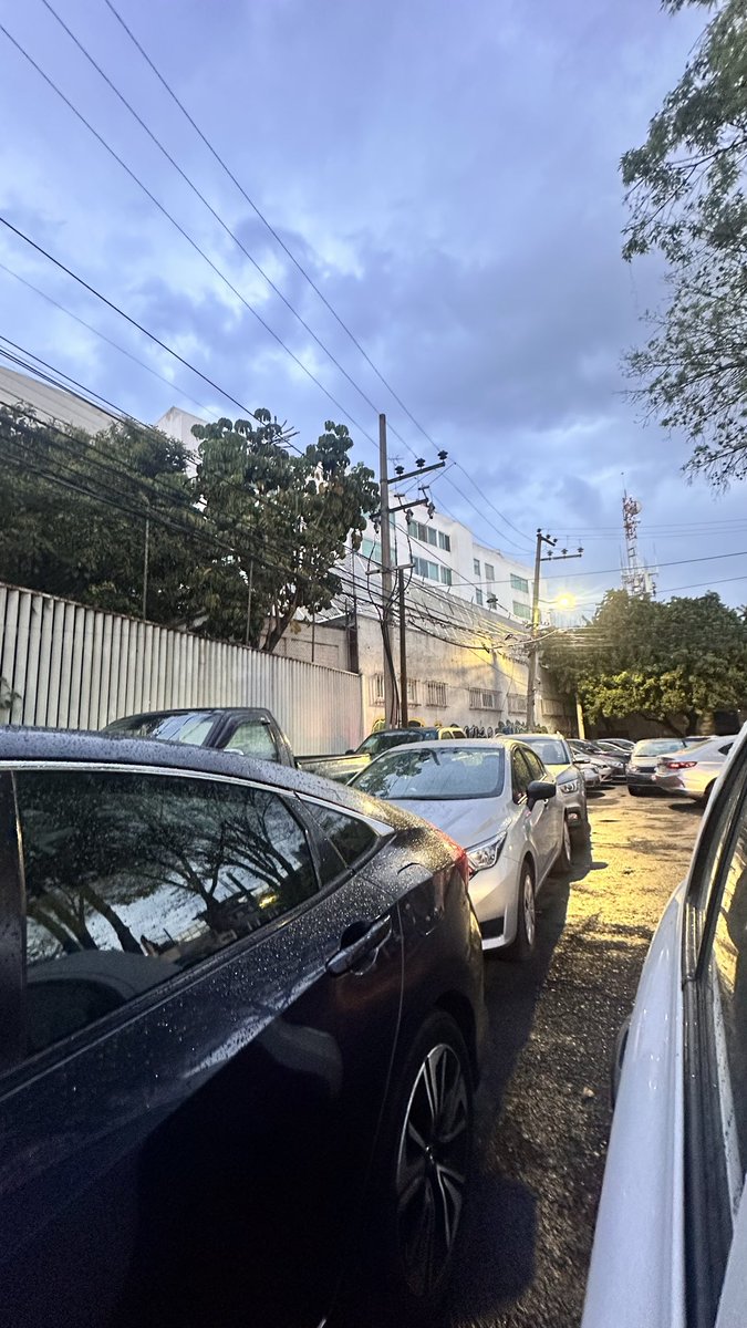adascript's tweet image. Asi decenas de vehiculos en triple fila en Callejón Santísima #40 col. Sta Cruz Atoyac, Benito Juárez no permiten el paso. Favor de retirarlos. @SSC_CDMX #TransitoCDMX #TransitoGCDMX