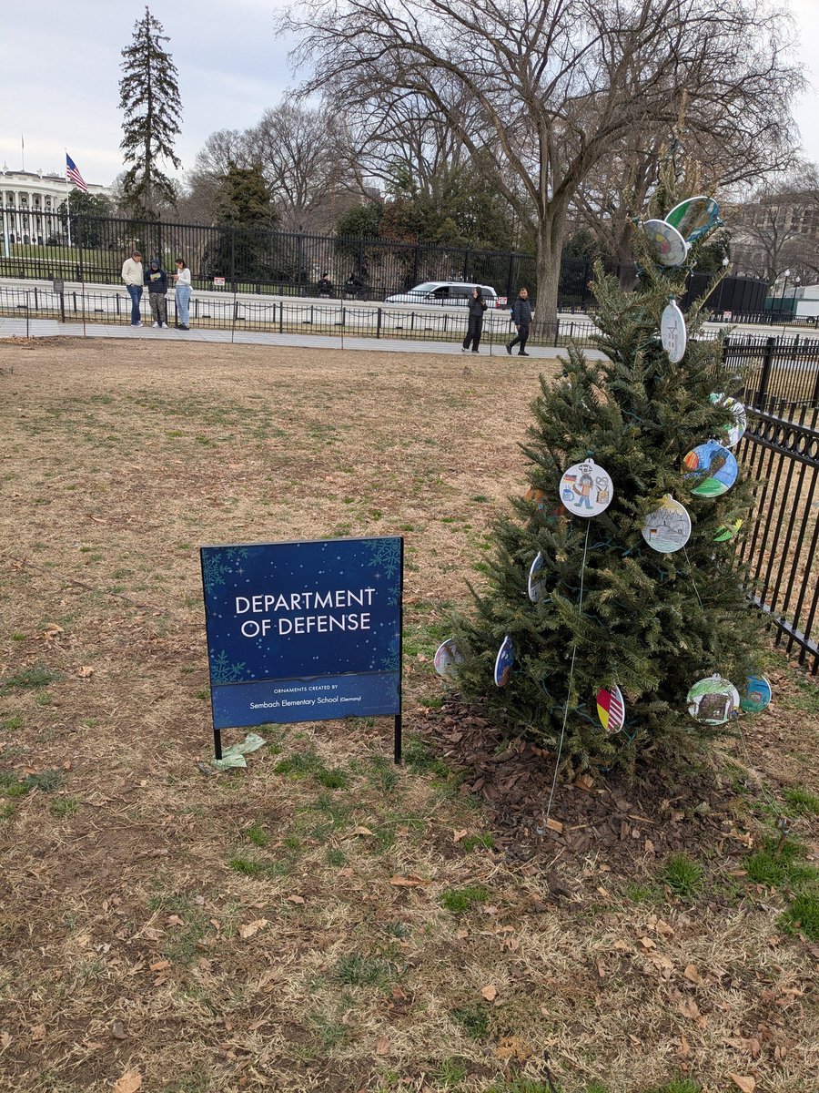 LoganOwl's tweet photo. @PeteHegseth @DeptofWar Xmas tree by the Whitehouse needs to be updated. https://t.co/hIm87FwZHG