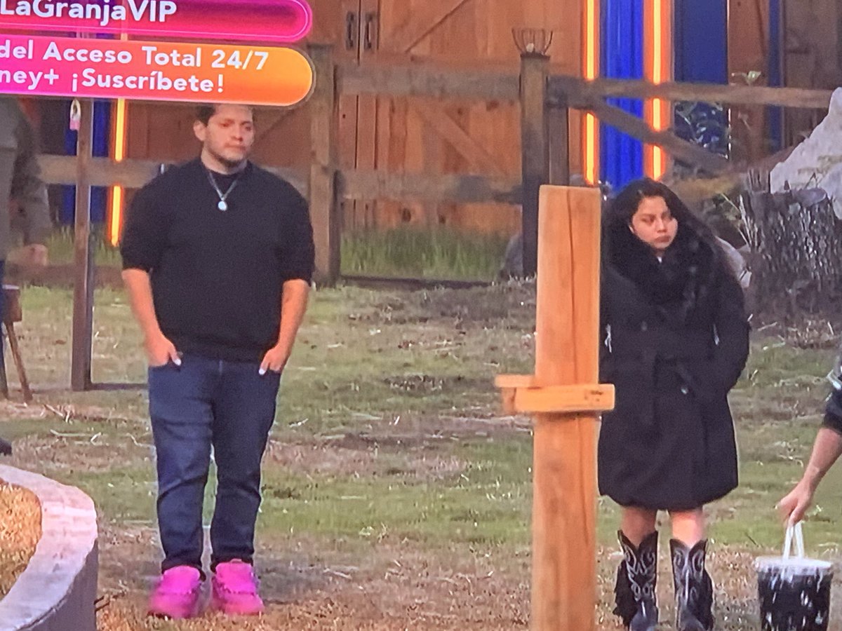 NinacidPa's tweet photo. Por fin!! Los cerditos dejarán de sufrir maltrato por estos dos personajes  #LaGranjaVIP https://t.co/zDQJZuviw5