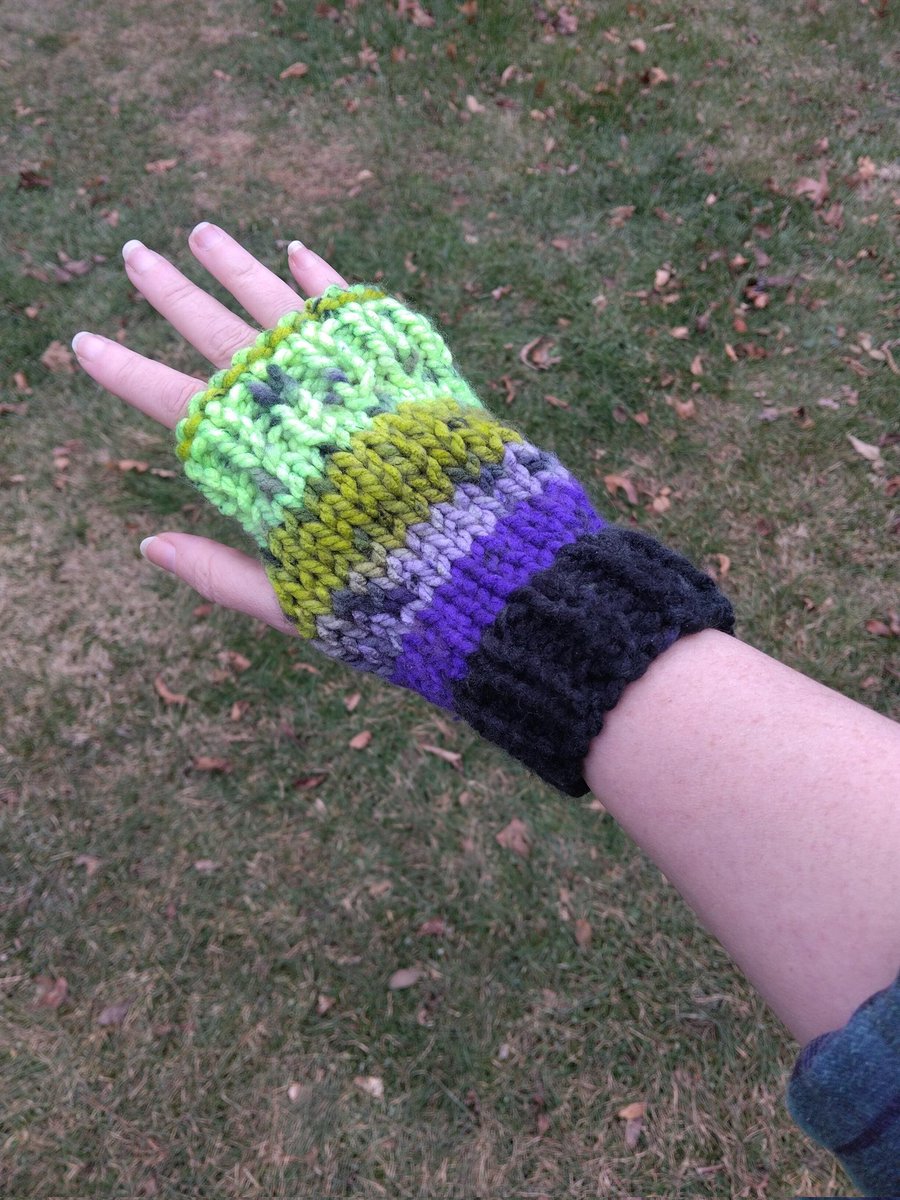 JanksOddsEnds's tweet photo. Just added these super cool cybergoth fingerless gloves to my #EtsyShop check them out !! Handknitted by me 😋 #handknitted #knitting #Wednesdayvibe
https://t.co/wcRtwNYqXk https://t.co/BTx3CAP1Q4