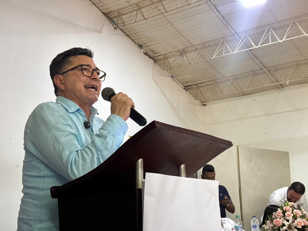 Supernotariado's tweet photo. “La historia que hoy se escribe en #Aracataca no es improvisada, en este municipio ya son 1.510 las familias que hoy habitan la certeza y no la incertidumbre. Formalizar la propiedad no es solo un acto jurídico: es una herramienta de paz, reconciliación y desarrollo. Es abrir la puerta a oportunidades, ordenar el territorio y hacer presente al Estado en la vida de las personas”: @ragudelos, superintendente de Notariado y Registro