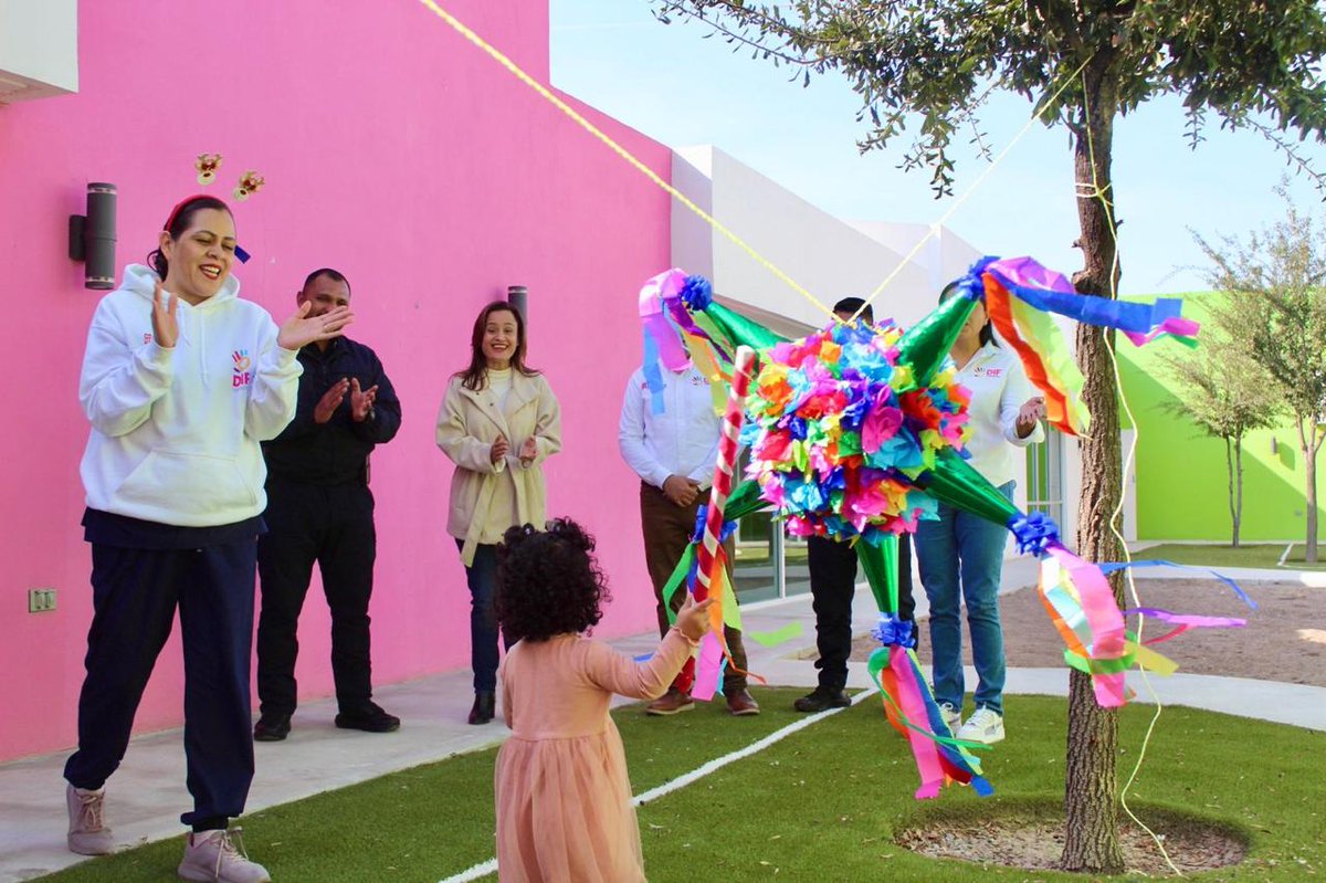 La magia de la Navidad llegó a la Guardería de la DSPM DIF Torreón. Nuestra Directora Marlene Martínez estuvo presente acompañando a los chiquitines, regalándoles momentos llenos de sonrisas, ilusión y espíritu navideño.

¡Feliz Navidad a todos ellos!🎅🧸

DIF #SiempreContigo 🩷