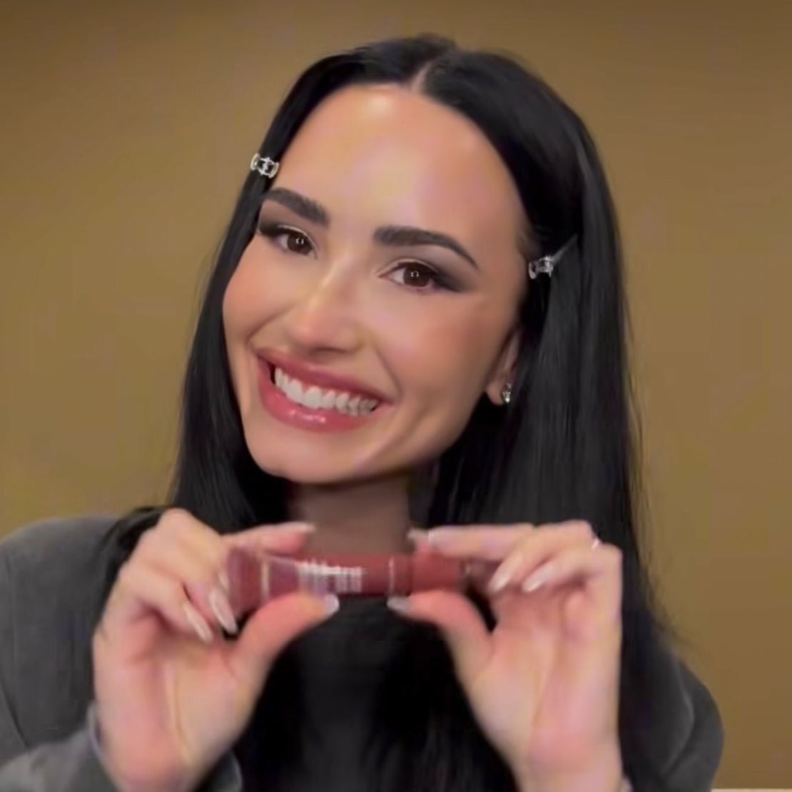 Demi Lovato CHOCA com fotos de uma década de diferença:

23 anos // 33 anos