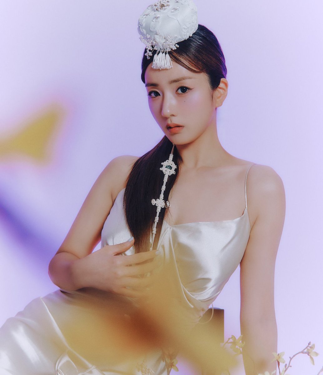 LegendaryApink's tweet image. According to JTBC reports, Yoon Bomi of Apink and Rado will get married in 2026 after 9 years of dating

The date is already confirmed for the guests. She would be the first Apink member to get married.