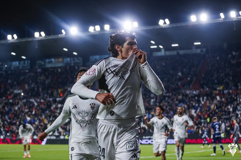 Jesús Vallejo tweet media