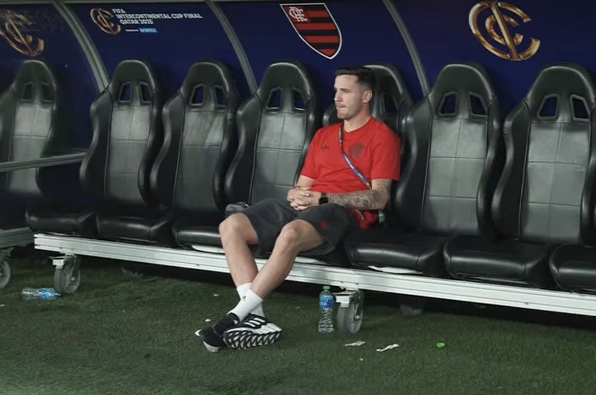 raflamello81's tweet image. Horas depois do fim da partida, Saúl voltou ao banco de reservas e ficou um tempo sozinho. 

📸: ge tv