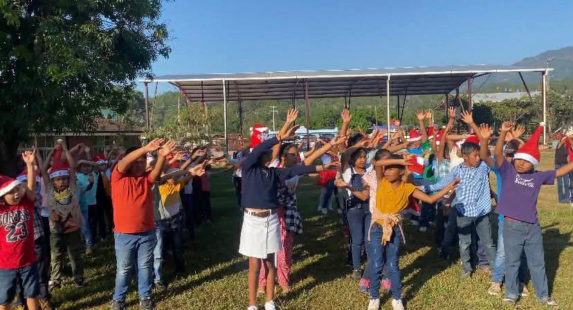 EducGuerrero's tweet image. 🌲🤶#Preposada| La escuela primaria bilingüe “Emiliano Zapata” del municipio de Santa Cruz del Rincón, llevó a cabo su preposada navideña.