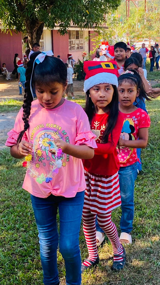 EducGuerrero's tweet image. 🌲🤶#Preposada| La escuela primaria bilingüe “Emiliano Zapata” del municipio de Santa Cruz del Rincón, llevó a cabo su preposada navideña.