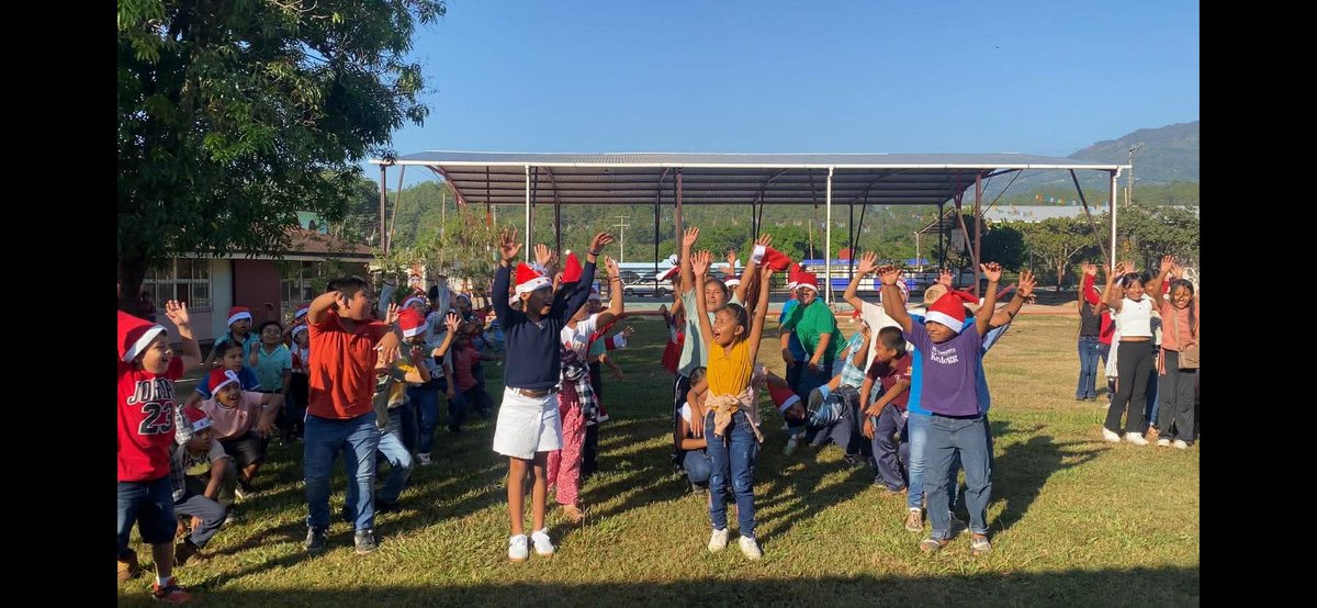 EducGuerrero's tweet image. 🌲🤶#Preposada| La escuela primaria bilingüe “Emiliano Zapata” del municipio de Santa Cruz del Rincón, llevó a cabo su preposada navideña.