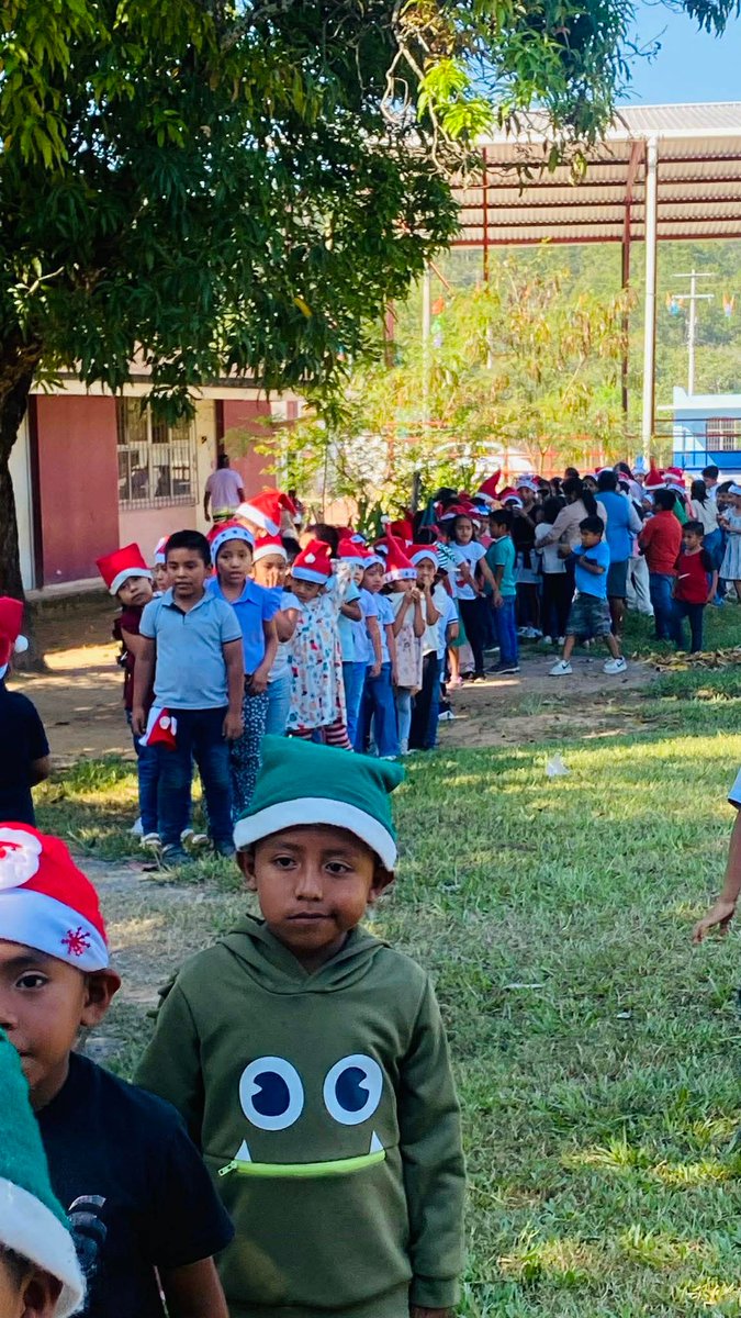 EducGuerrero's tweet image. 🌲🤶#Preposada| La escuela primaria bilingüe “Emiliano Zapata” del municipio de Santa Cruz del Rincón, llevó a cabo su preposada navideña.