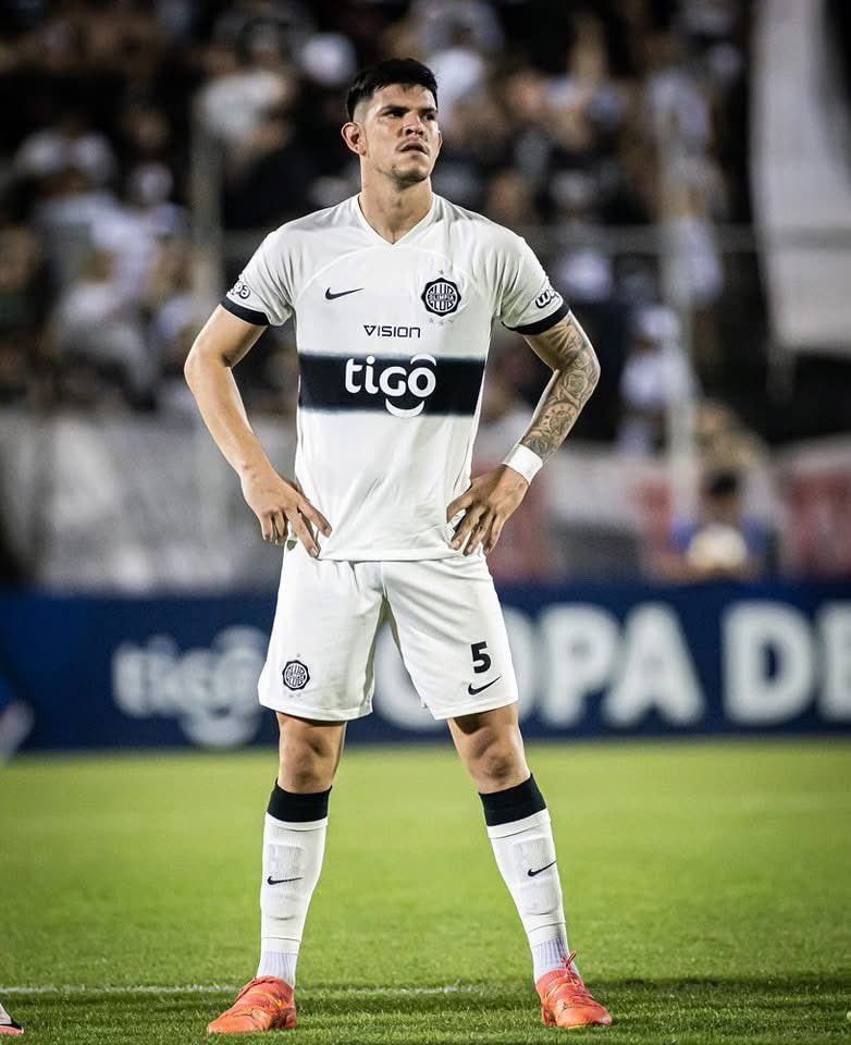 Como me gustaría ver una pelea entre Berreto y Zaldivia... Si Barreto no le saca un brazo es porque se lo sacó al árbitro.

Tiene una cara de que si lo empujas te dice "Cuidado amigo mío"...