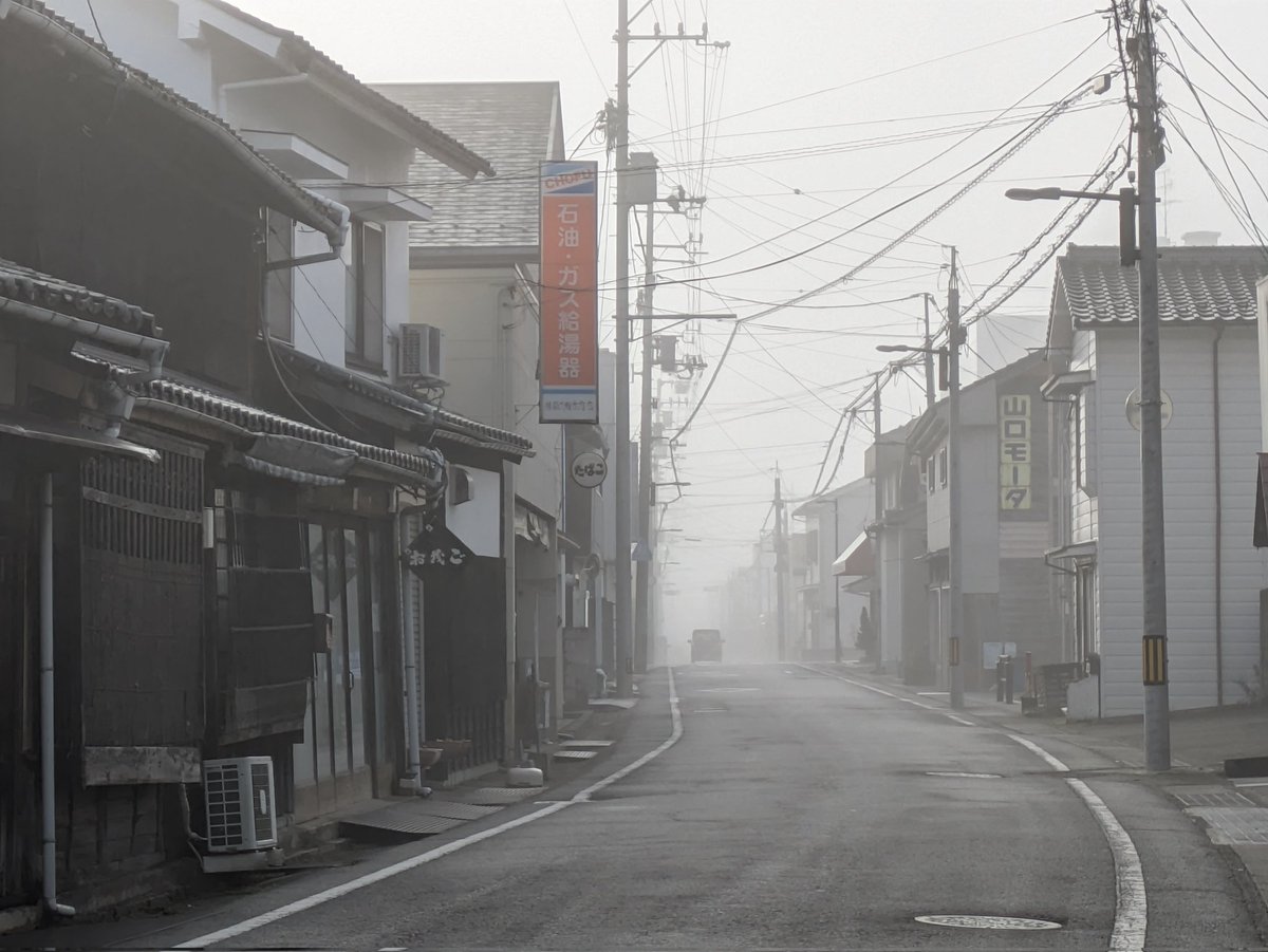 kumapla's tweet photo. 霧に包まれるまち、久万高原町。
霧が出る朝の、ひんやりとした空気がたまらなく好きなんです。

#今日のくまこうげん
#久万高原町 https://t.co/hDXTn8QiLY